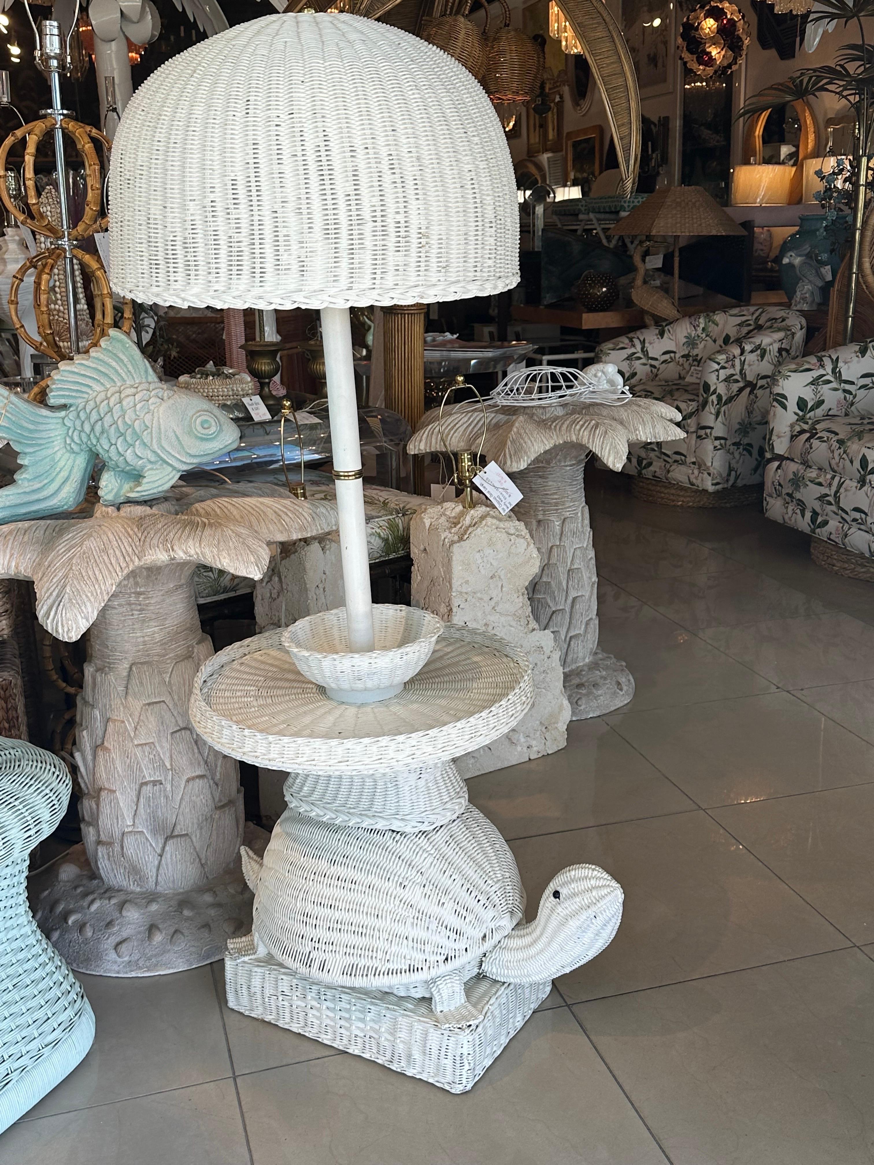 Vintage Palm Beach Wicker Turtle Floor End Side Table Lamp Newly Wired In Good Condition For Sale In West Palm Beach, FL