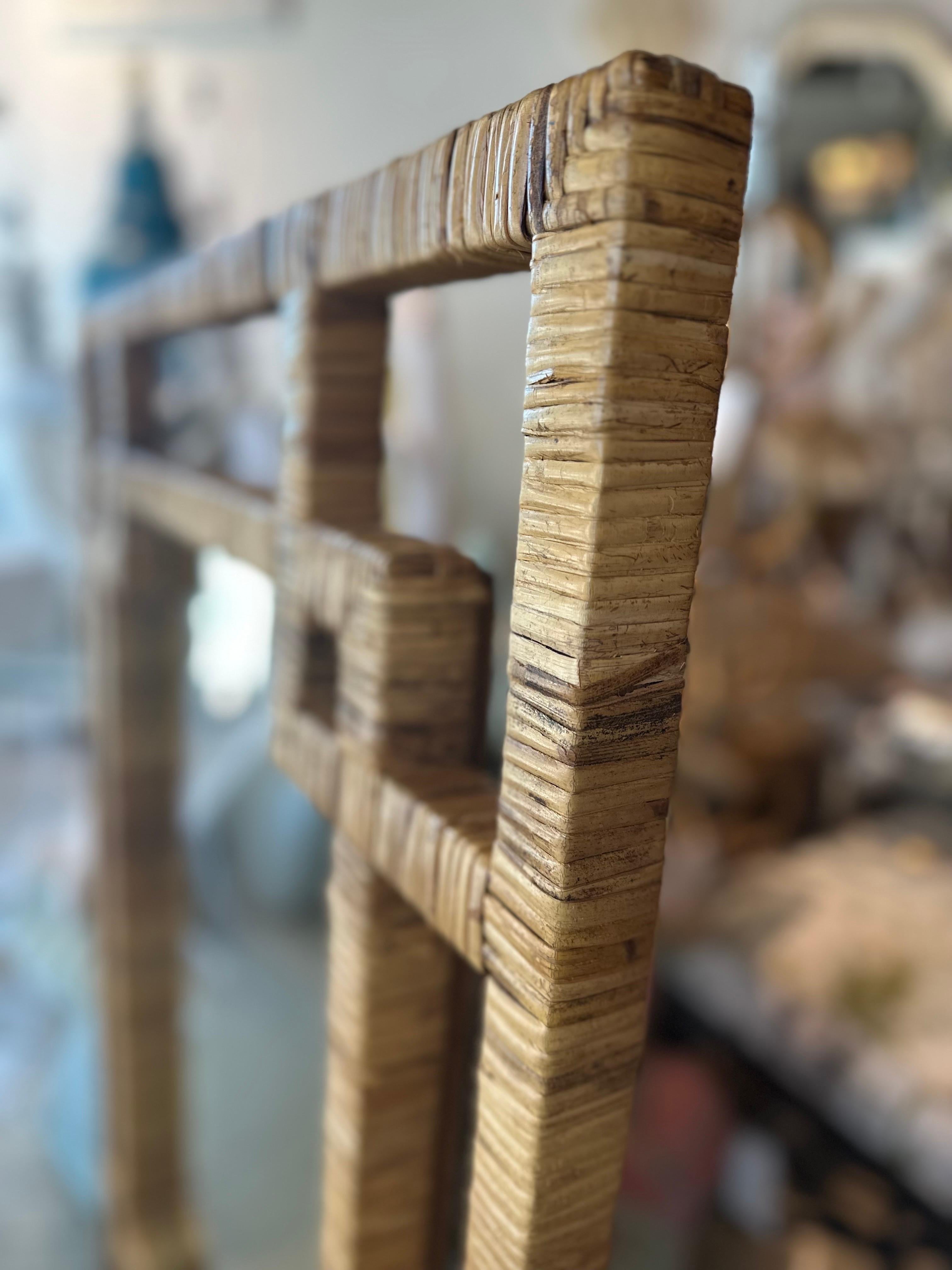 Geometrischer gewebter Rattan-Rattan-Teppich in Palm Beach, Vintage  Bamboo Wandspiegel im Angebot 2