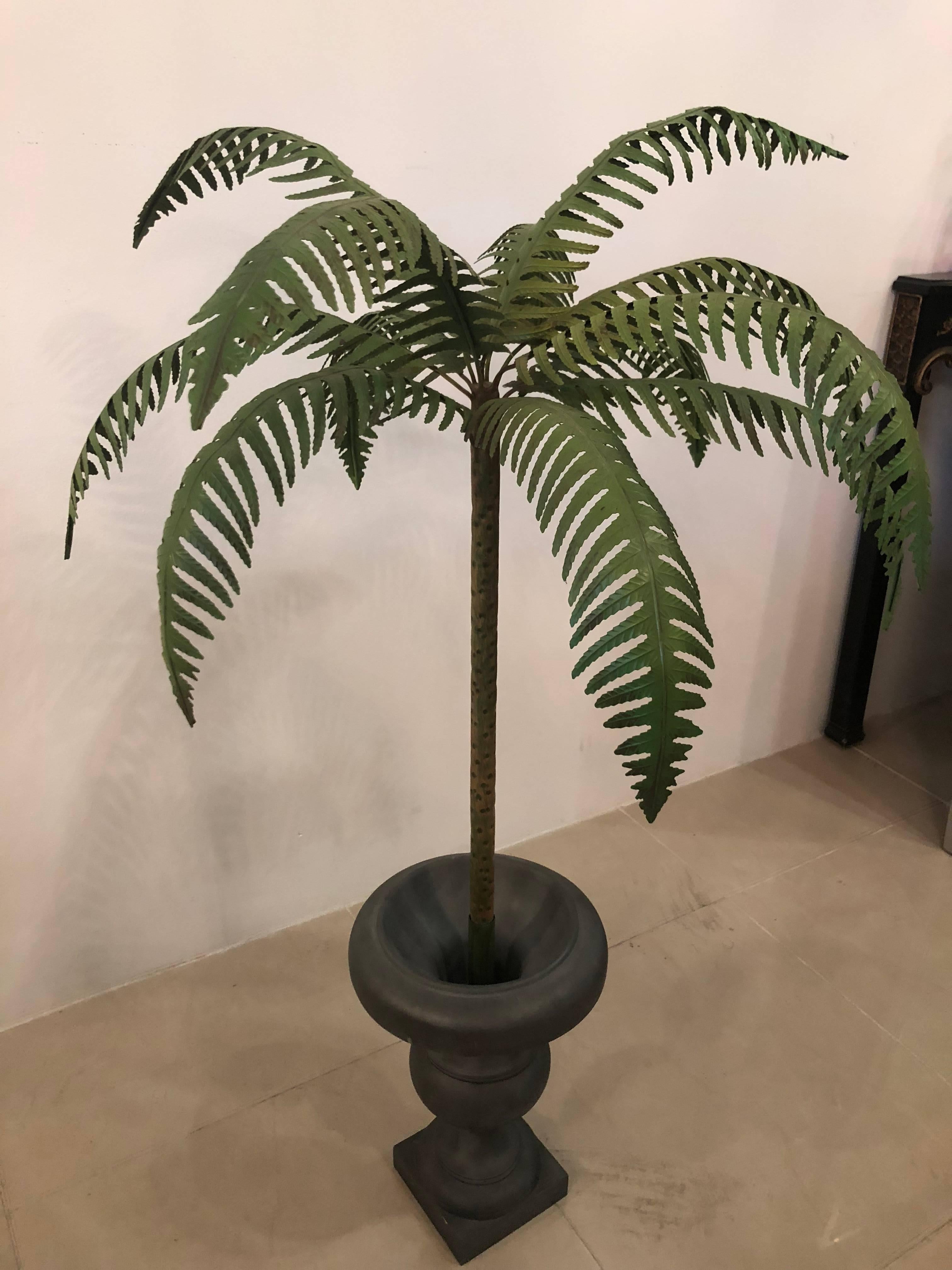 Vintage Palm Frond Tree Leaf Metal Tole Urn In Good Condition For Sale In West Palm Beach, FL