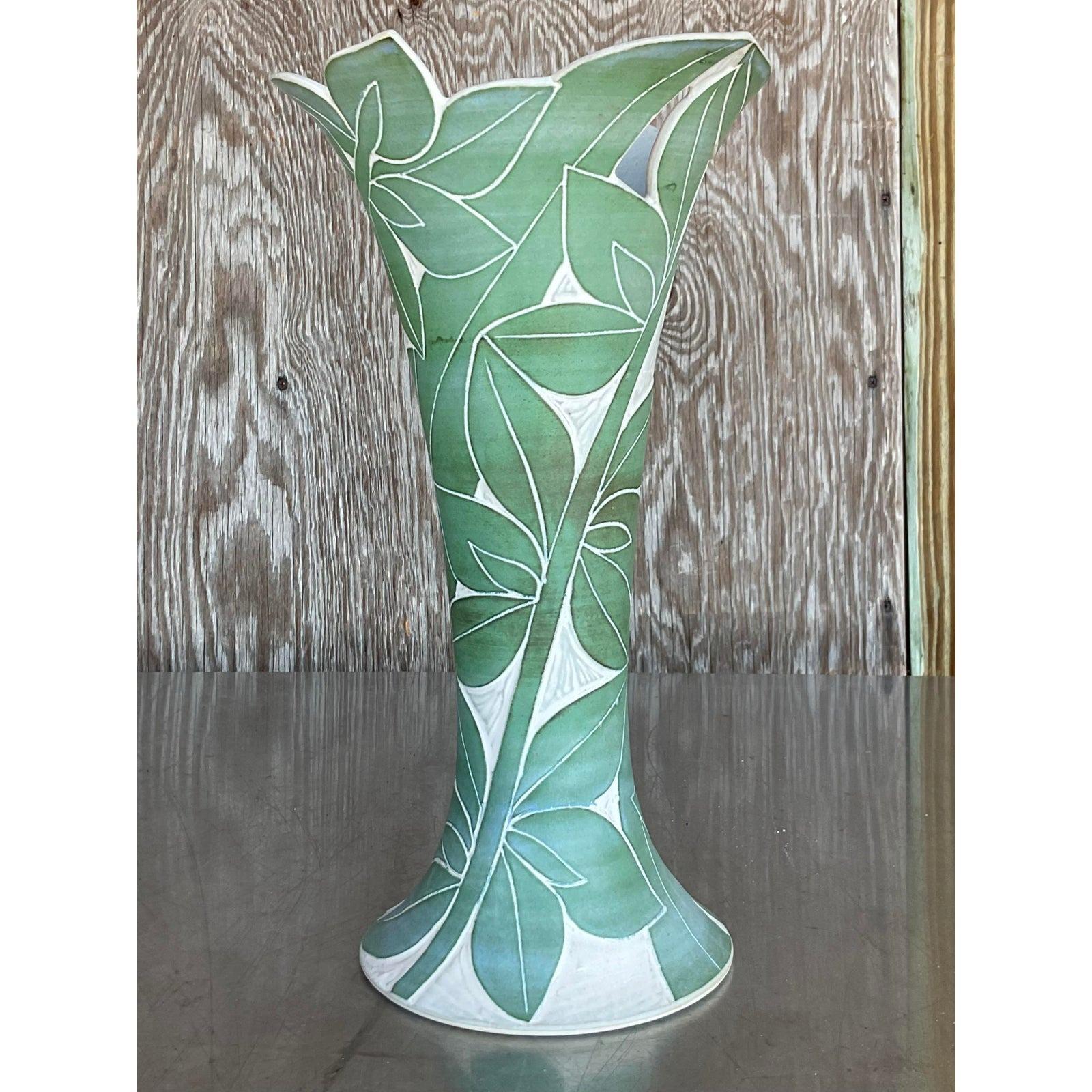 Un fabuleux vase vintage gravé au palmier pour y exposer de superbes fleurs. Acquis dans une propriété de Palm Beach.