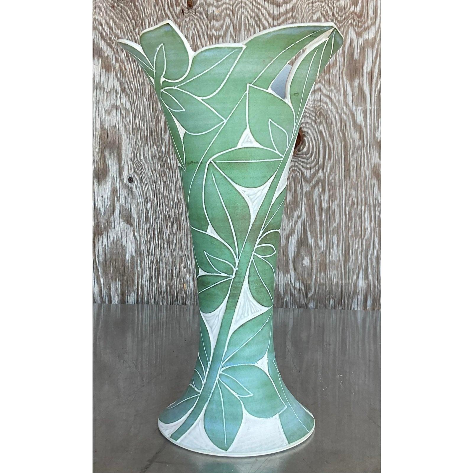 Vase vintage gravé d'une feuille de palmier Bon état - En vente à west palm beach, FL
