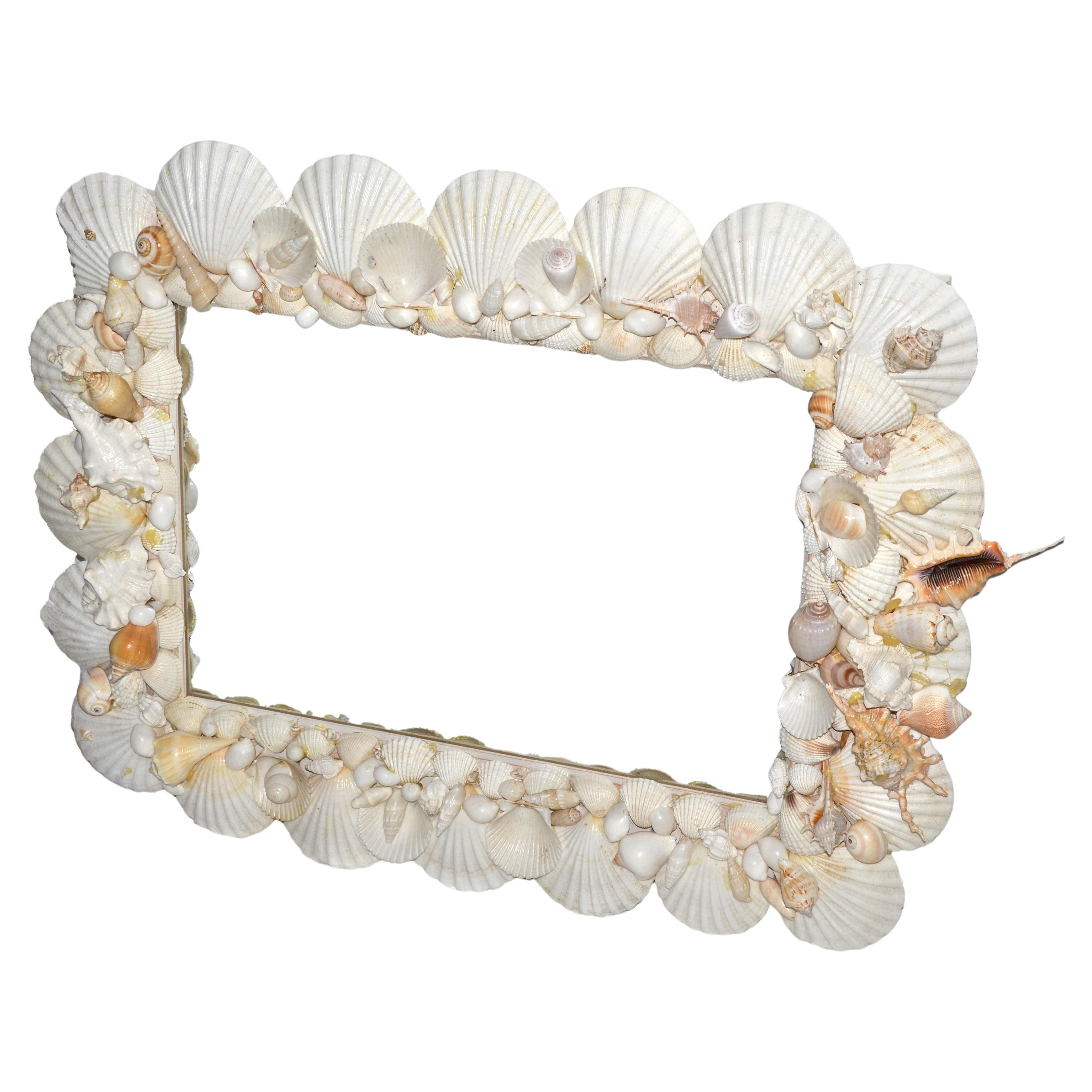 Miroir mural rectangulaire Vintage Palm Regency Coastal.
Magnifiques coquillages à grande échelle dans de superbes tons pâles d'ivoire, de brun et de rose. 
Peut être suspendu à l'horizontale et à la verticale.
En bon état vintage avec quelques