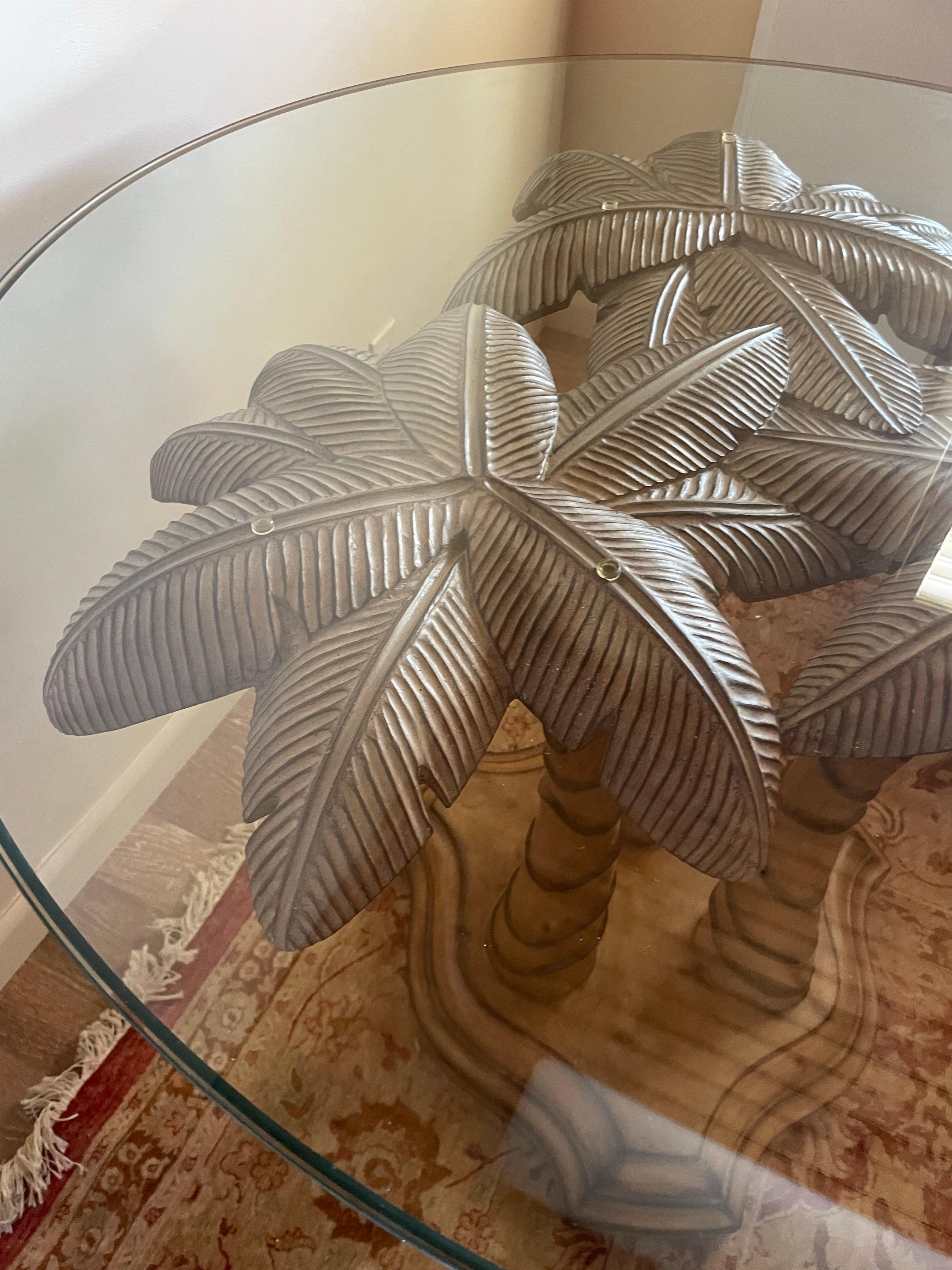 Table de salle à manger vintage en palmier avec plateau en verre Bon état - En vente à West Palm Beach, FL