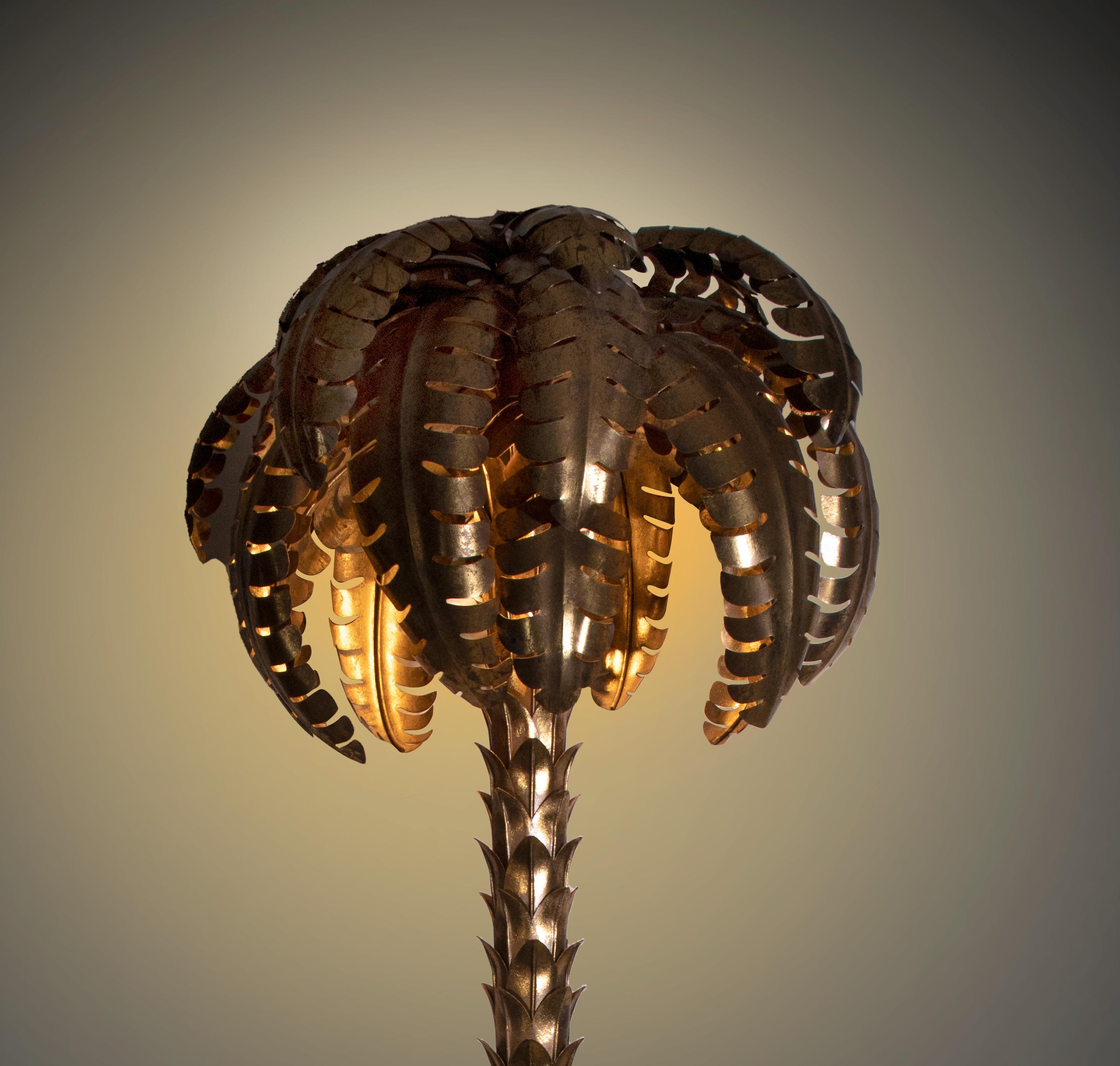 Vintage palm trees floor lamp is a design lamp realized by Santano Design in 2010s, in the style of Maison Jansen.

Brass structure (tree and leaves), bakelite and brass socket (11.81x11.81x13.39 in. / 30x30x34 cm).

Excellent condition.

Santano