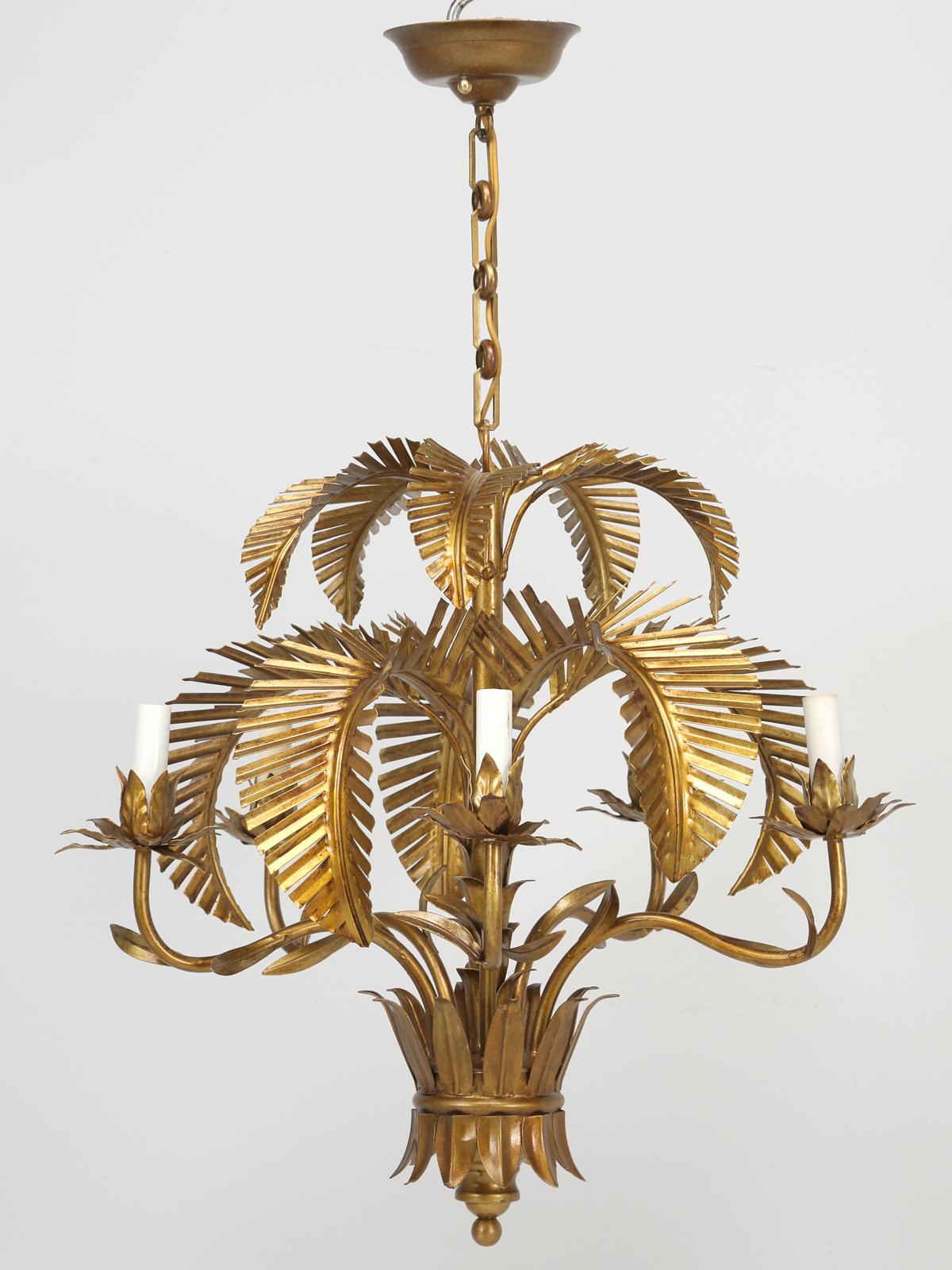 Vintage palm tree frond chandelier with gilt leaves. Probably made in Italy during the 1960s.
Height provided is for the chandelier alone. The chain is 7.5