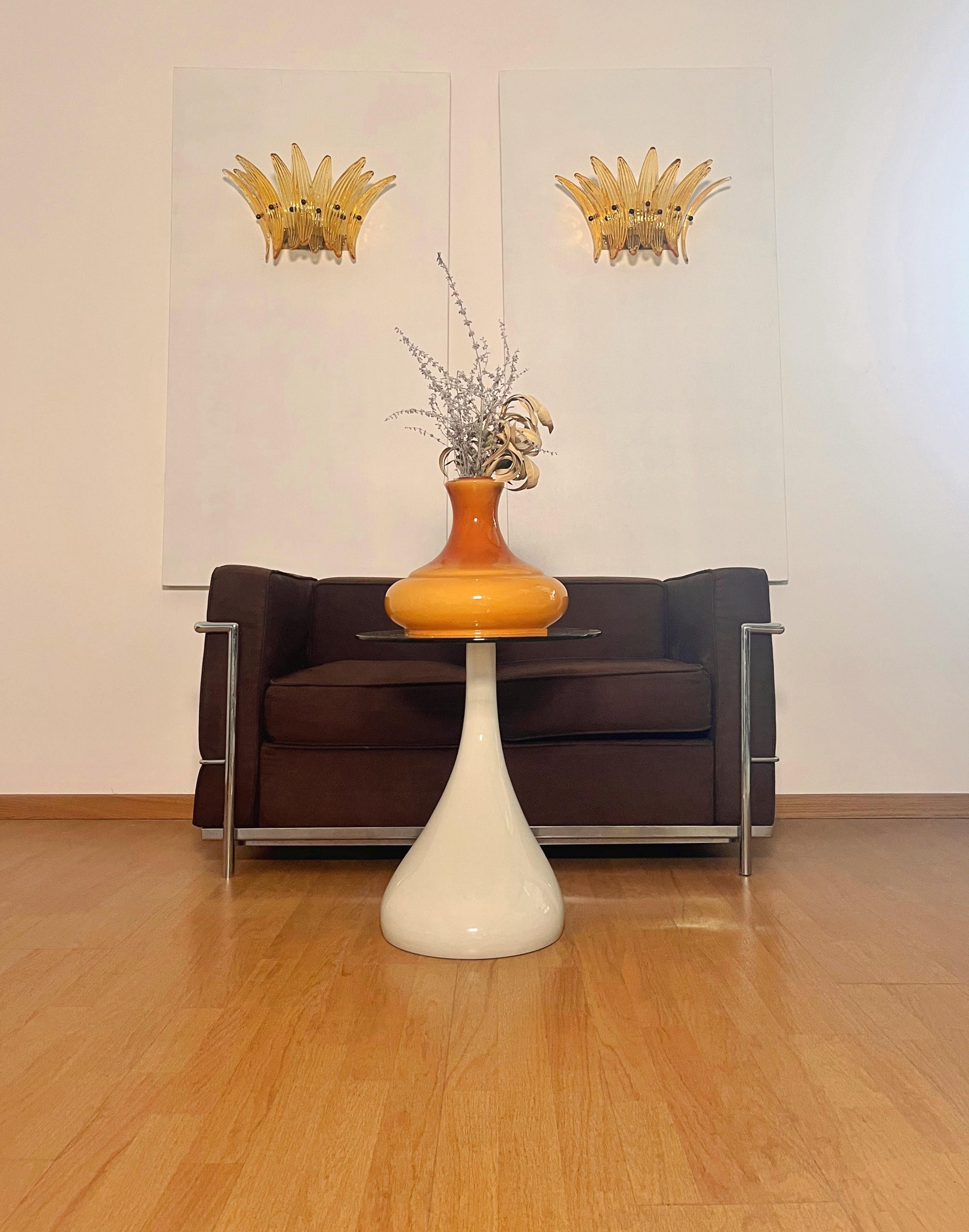 Lujoso y GENUINO par de apliques de cristal de Murano. 100% HAND MADE EN MURANO. Los apliques son de 9 palmetas de cristal ámbar de Murano hechas a mano, para cada uno, en un marco de metal macizo pintado en oro y latón.
Periodo: finales del siglo