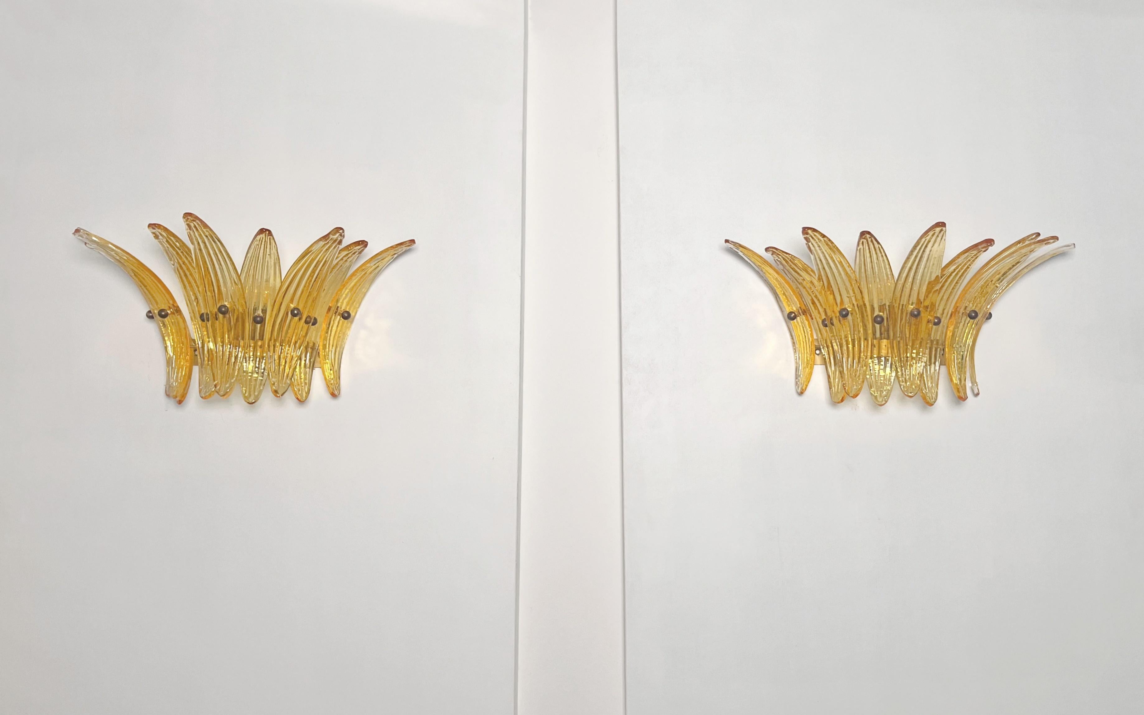 Palmette Vintage Aplique, Vidrios Ámbar Moderno de mediados de siglo en venta