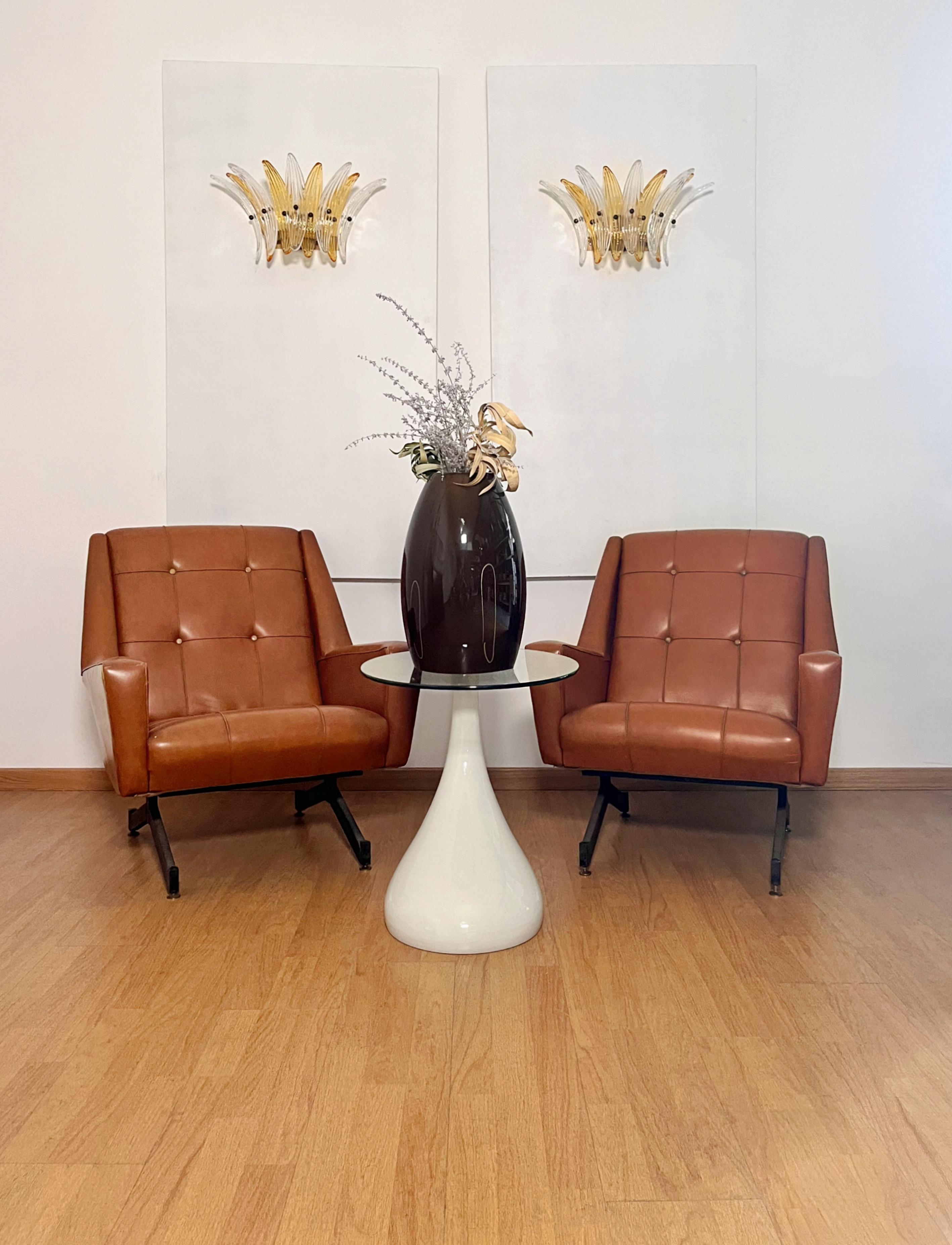 Luxury and GENUINE Murano Glass pair of applique. 100% HAND MADE IN MURANO. The sconces are made by 9 Murano handmade clear and amber palmette glass, for each one, in a Solid metal frame gold painted and brass.
Period: late 20th century
Dimensions: