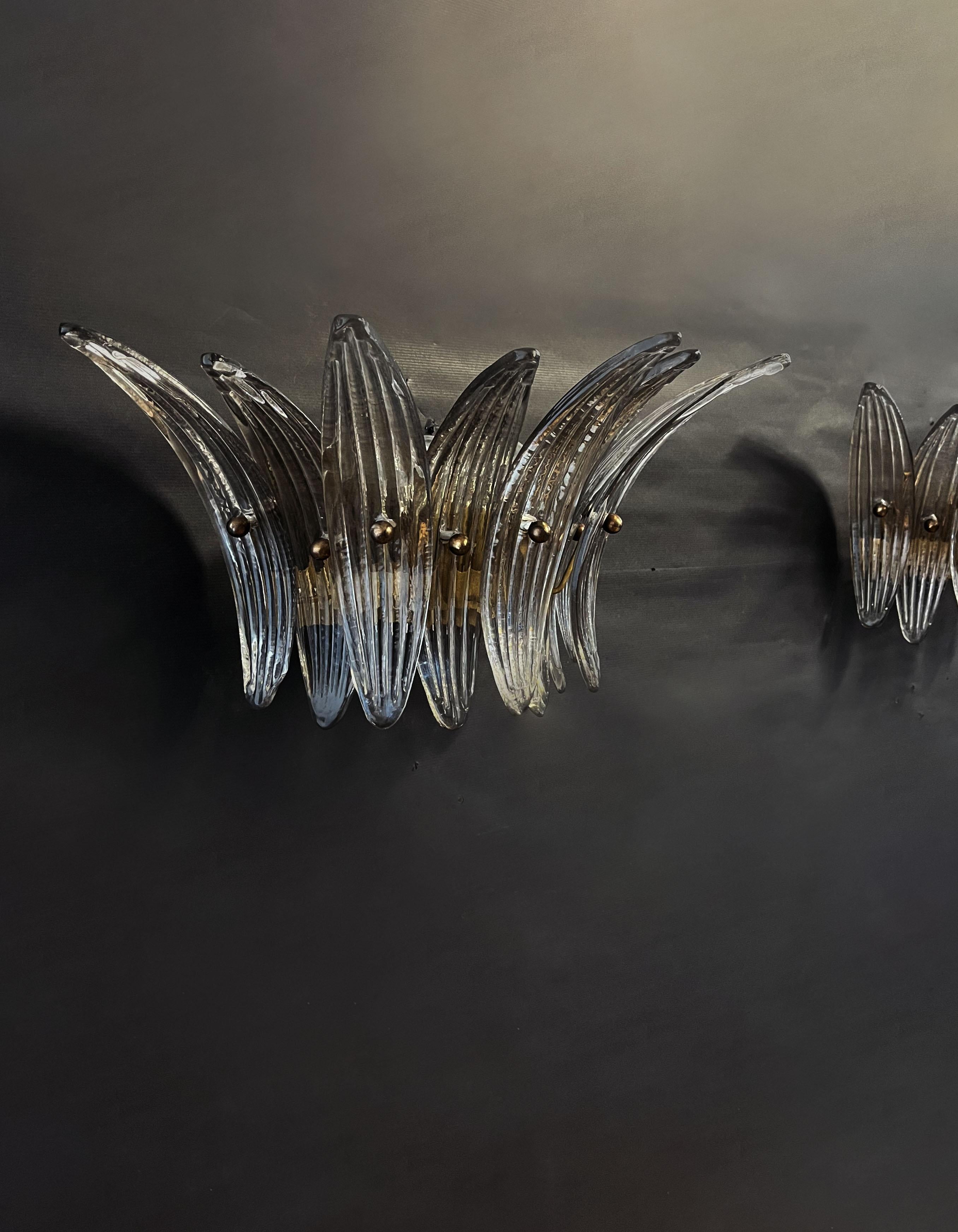 Luxus und GENUINE Murano Glas Paar von Applikationen. 100% HANDGEFERTIGT IN MURANO. Die Applikationen sind aus 9 Murano handgefertigte geräucherte Palmette Glas, für jeden, in einem soliden Metallrahmen gold lackiert und Messing.
Zeitraum: Ende des