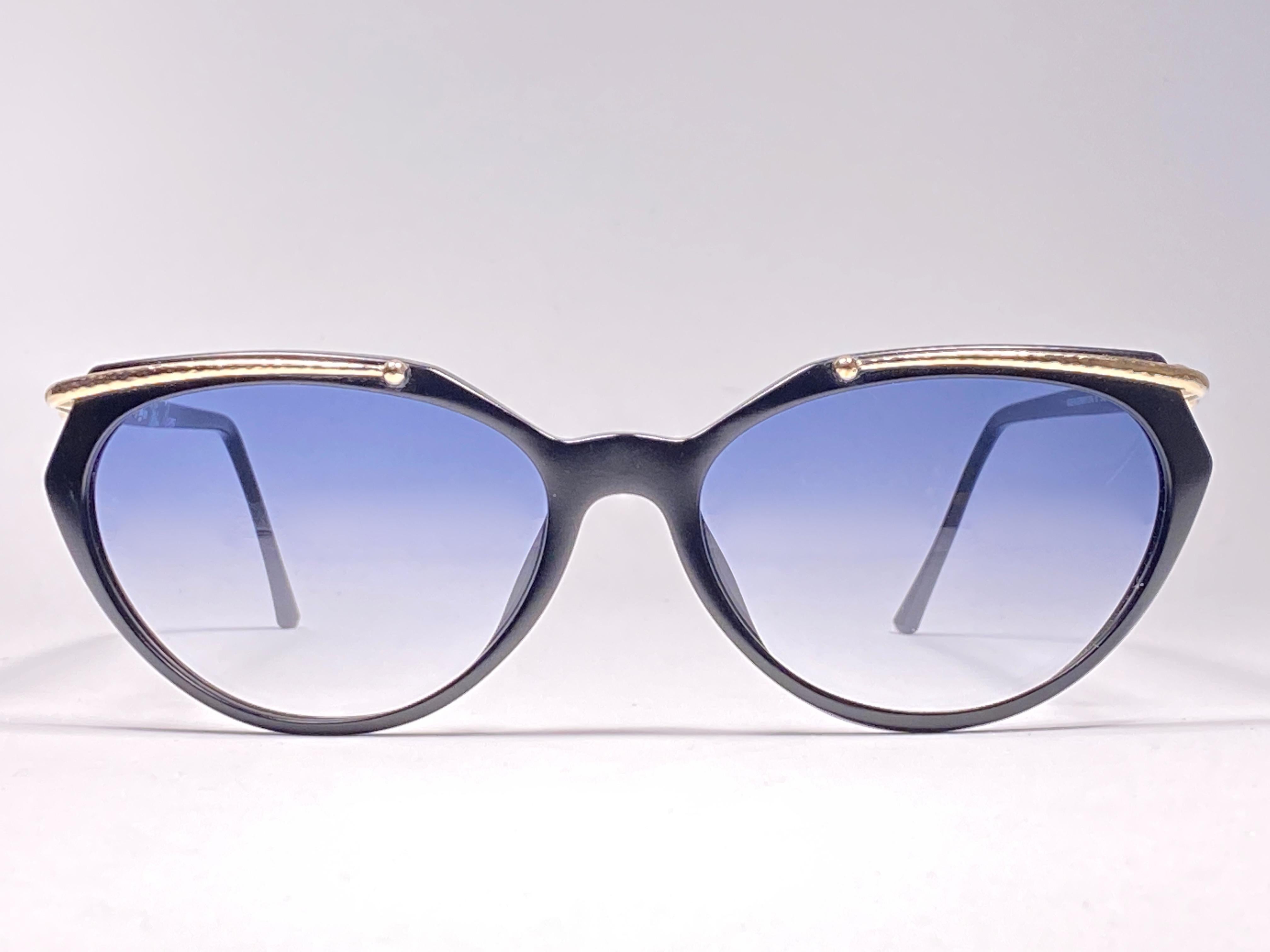 Mint Vintage Paloma Picasso black detailed silver frame with blue gradient lenses sunglasses . 

Made in Germany 1980's. 

Frame with minor wear due to storage. 

Made in Germany.

MESUREMENTS:

FRONT : 14.5 CMS
LENS HEIGHT :4 CMS
LENS  WIDTH : 5.8