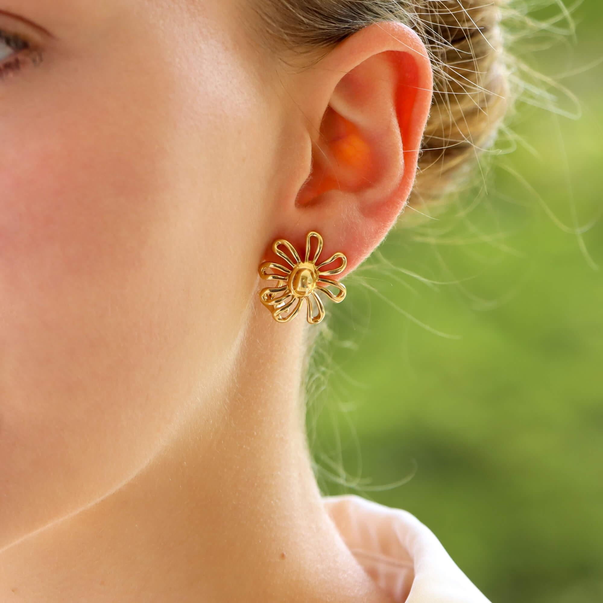  A beautiful pair of vintage Paloma Picasso for Tiffany & Co. open flower daisy earrings set in 18k yellow gold.

From the now discontinued Paloma Picasso daisy collection, each earring depicts an elegant open flower which beautifully covers the