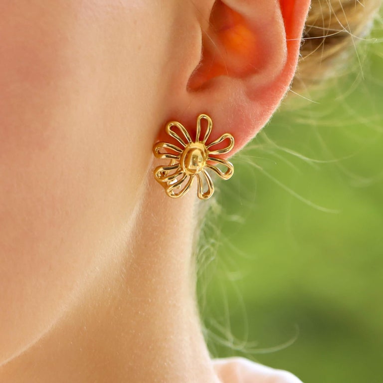 Modern Vintage Paloma Picasso for Tiffany & Co Daisy Flower Earrings in 18k Yellow Gold For Sale