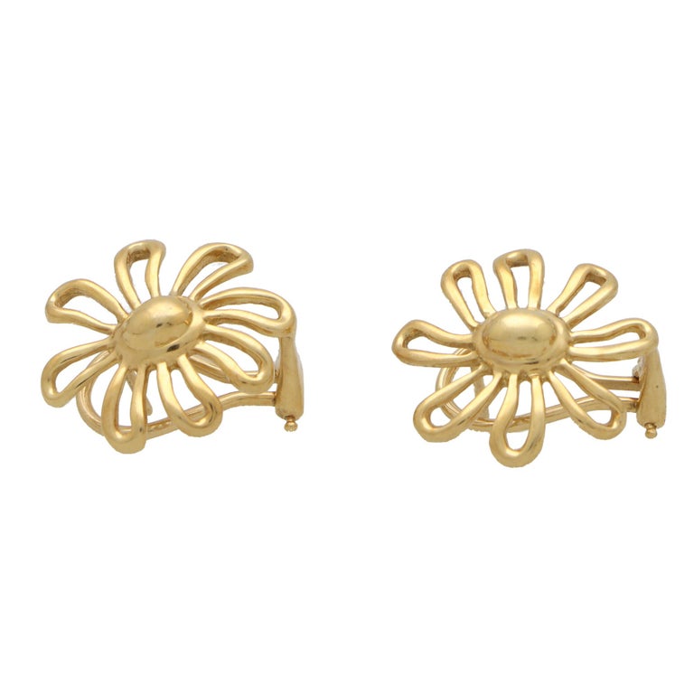 Vintage Paloma Picasso for Tiffany & Co Daisy Flower Earrings in 18k Yellow Gold For Sale 1