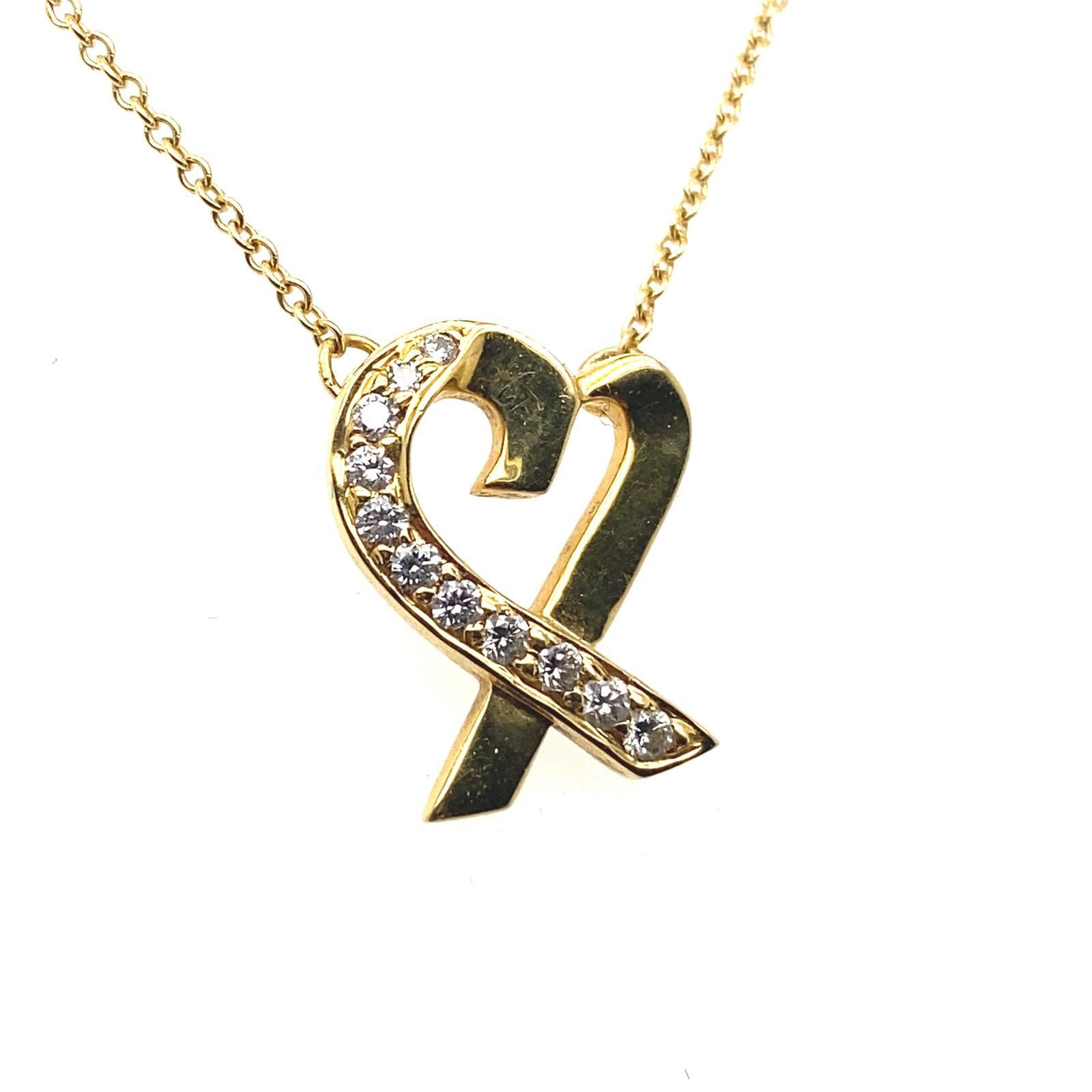 Pendentif en forme de cœur en diamants et chaîne en or jaune 18 carats de Paloma Picasso pour Tiffany & Co.

Ce pendentif à cœur ouvert en or jaune 18 carats est l'une des créations emblématiques de Paloma Picasso pour Tiffany & Co. Il est serti sur