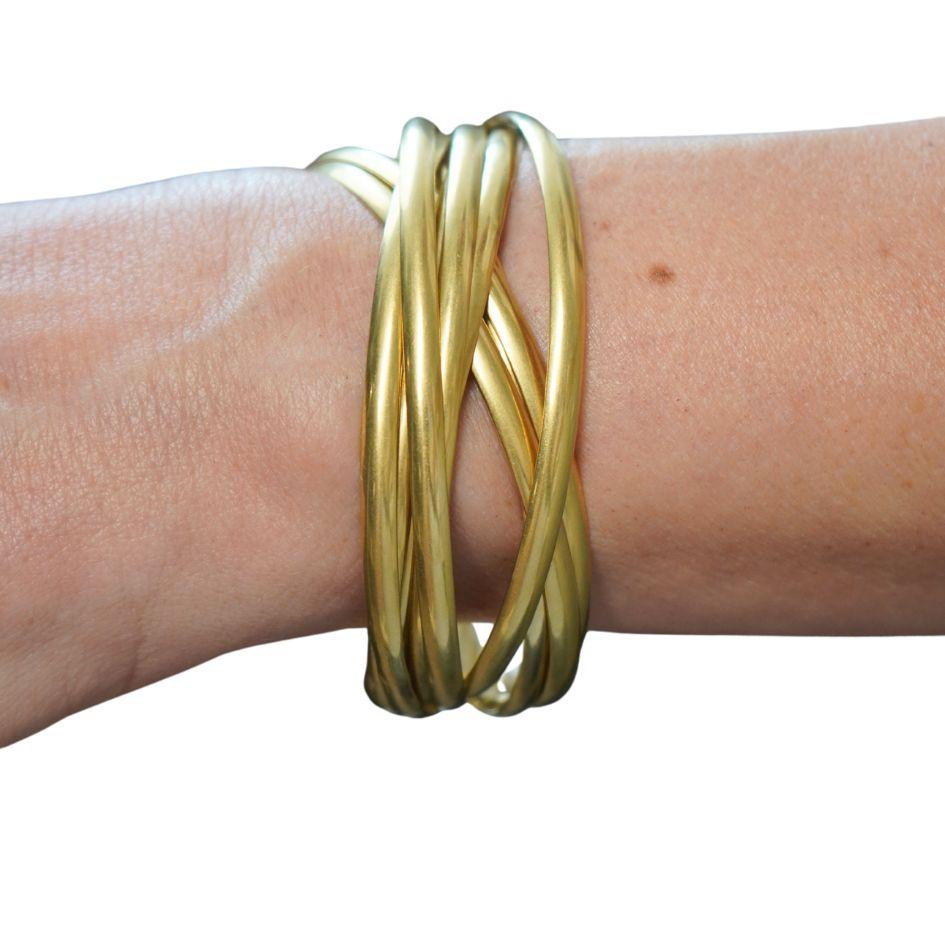 Questo bracciale Paloma Picasso for Tiffany & Co. è realizzato in oro 18 carati e presenta un design dinamico e scultoreo noto come anello 
