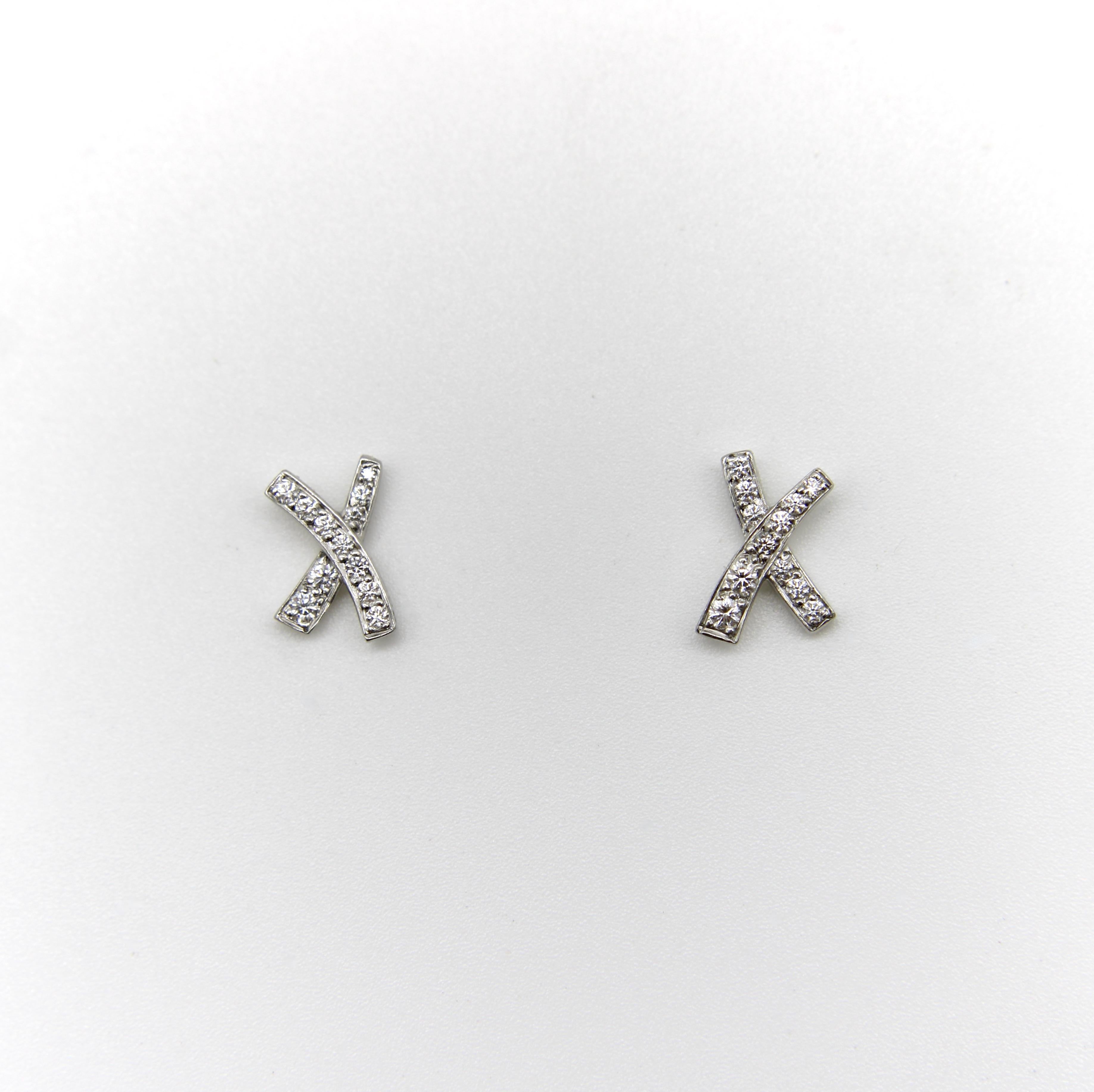 Ein klassisches und lustiges Paar Kuss-Ohrringe von Paloma Picasso für Tiffany & Co. Die Ohrringe sind aus Platin und mit 24 Diamanten besetzt, mit Perlen besetzt und in der Größe abgestuft. Die Ohrringe bestehen aus skurrilen X, die einen Kuss