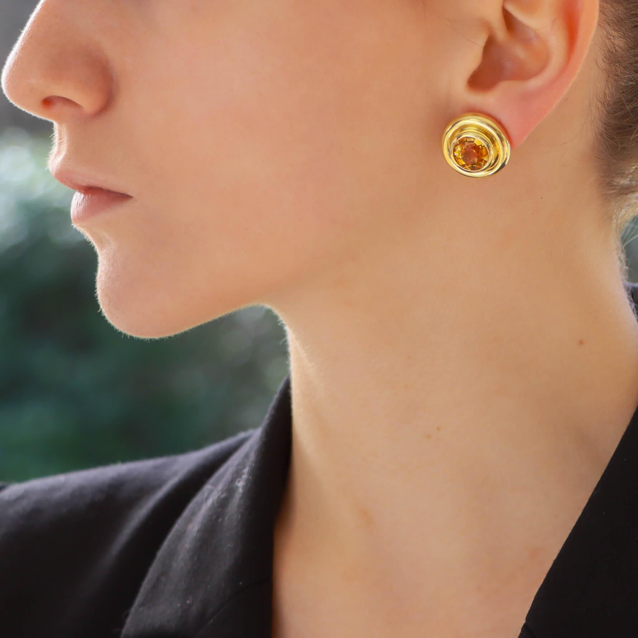 Magnifique paire de boucles d'oreilles en citrine d'inspiration rétro de Paloma Picasso pour Tiffany & Co. en or jaune 18 carats.

Chaque boucle d'oreille est composée d'une vibrante citrine de taille ronde, encastrée dans une monture biseautée de