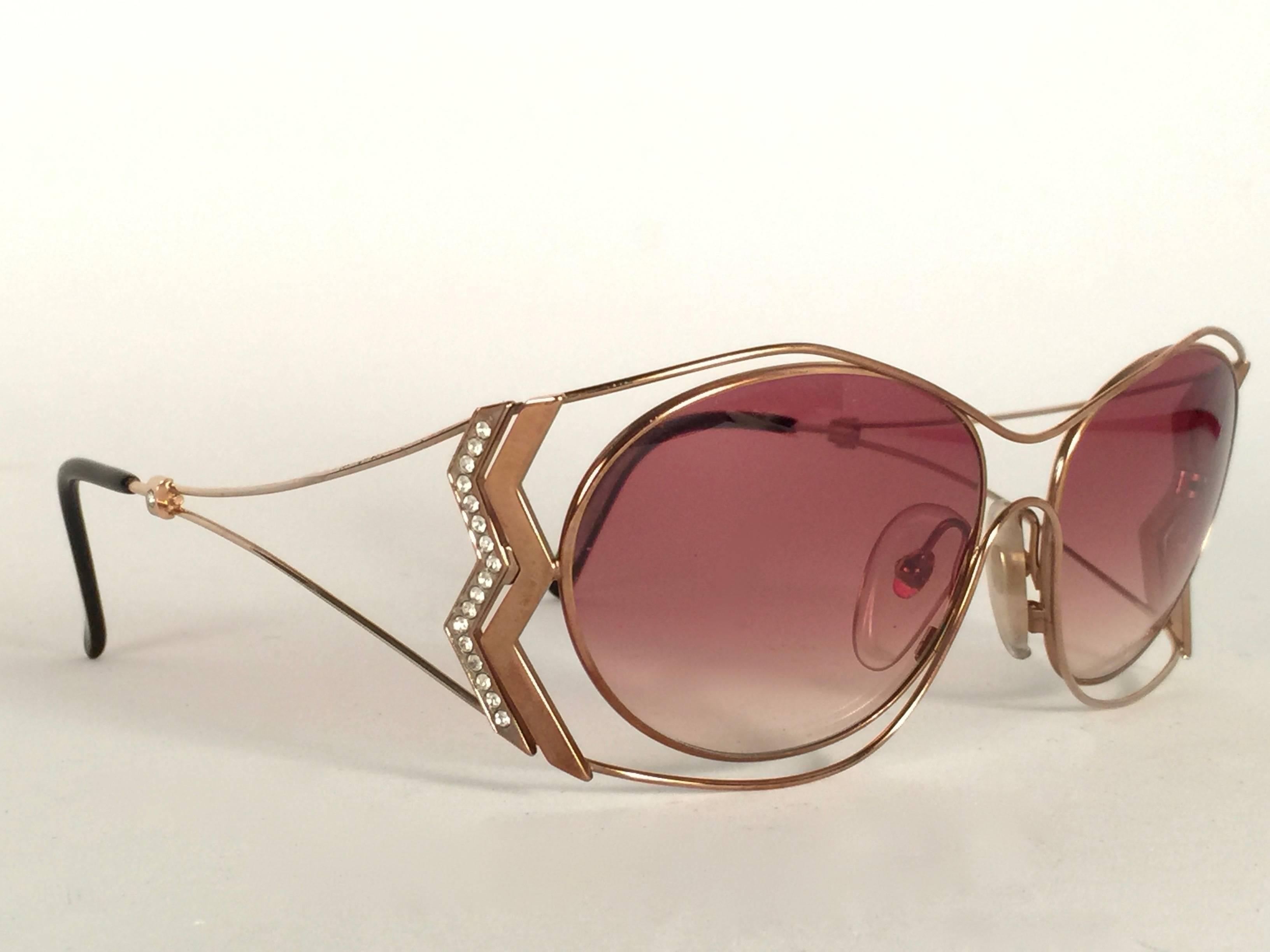 Mint Vintage Paloma Picasso Gold Sunglasses By Viennaline Made in Germany 1980's. 

Le cadre présente une légère usure et un ternissement dus au stockage. 

Fabriqué en Allemagne.

