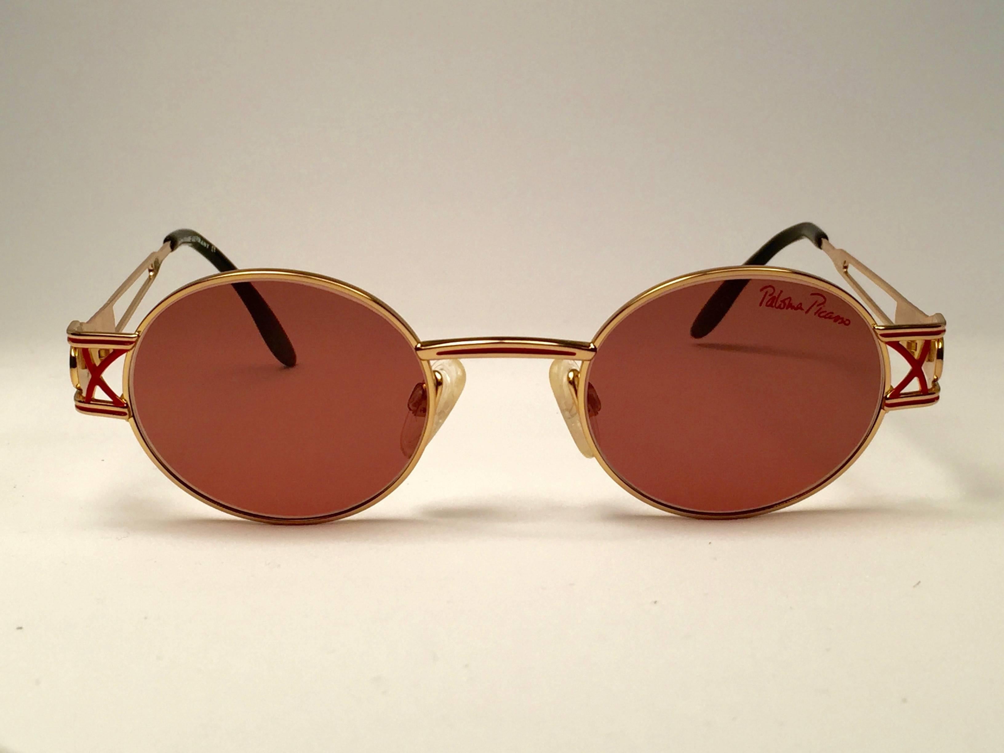 Mint Vintage Paloma Picasso gold with red details Sunglasses.

Made in Germany 1980's. 

Frame with minor wear and tarnish due to storage. 

Made in Germany.

