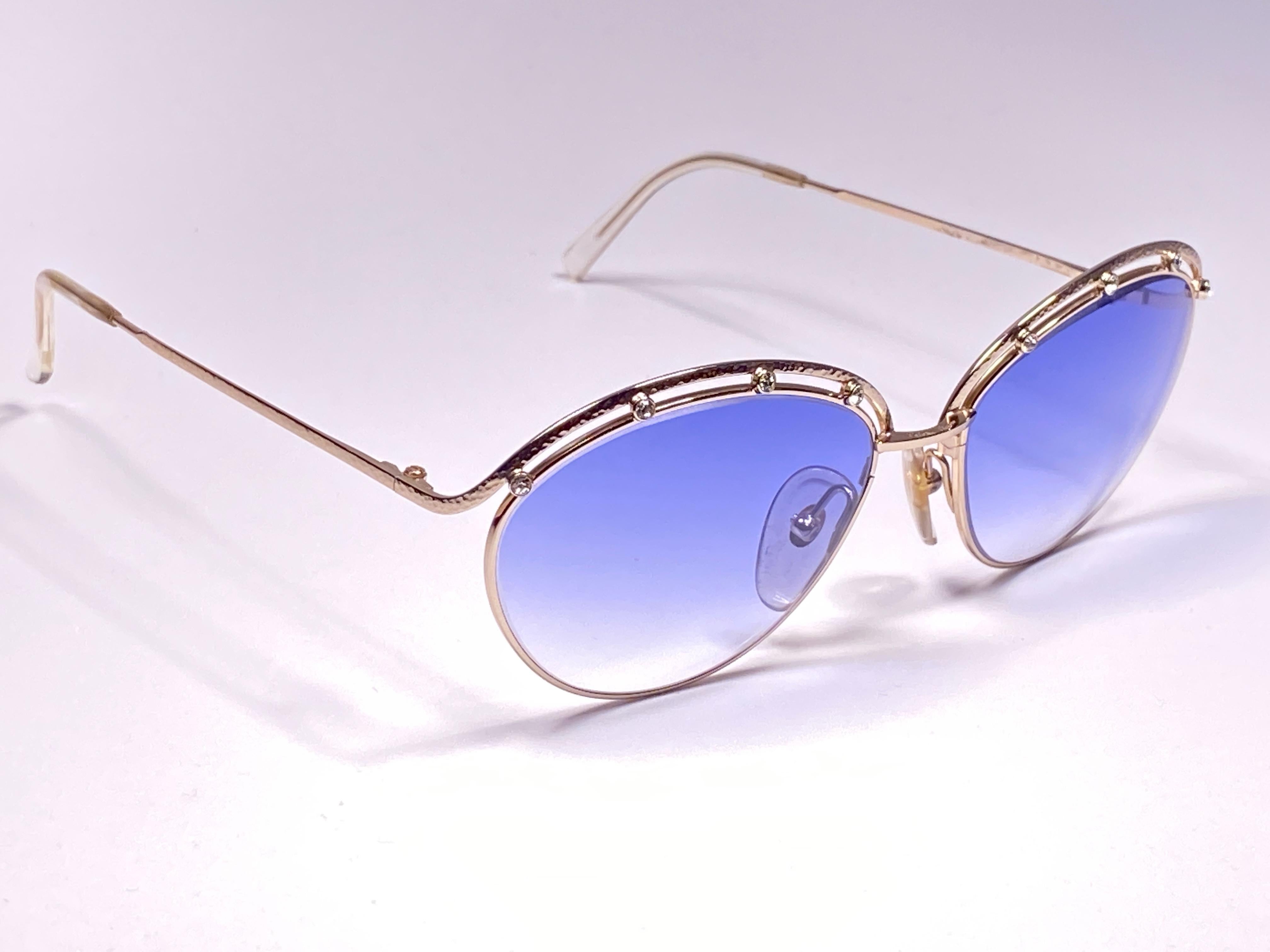 Mint Vintage Paloma Picasso rhinestones detailed silver frame with blue gradient lenses sunglasses . Made in Germany 1980's. 

Frame with minor wear due to storage. 

Made in Germany.

MESUREMENTS:

FRONT : 14.5 CMS
LENS HEIGHT :4.5 CMS
LENS  WIDTH