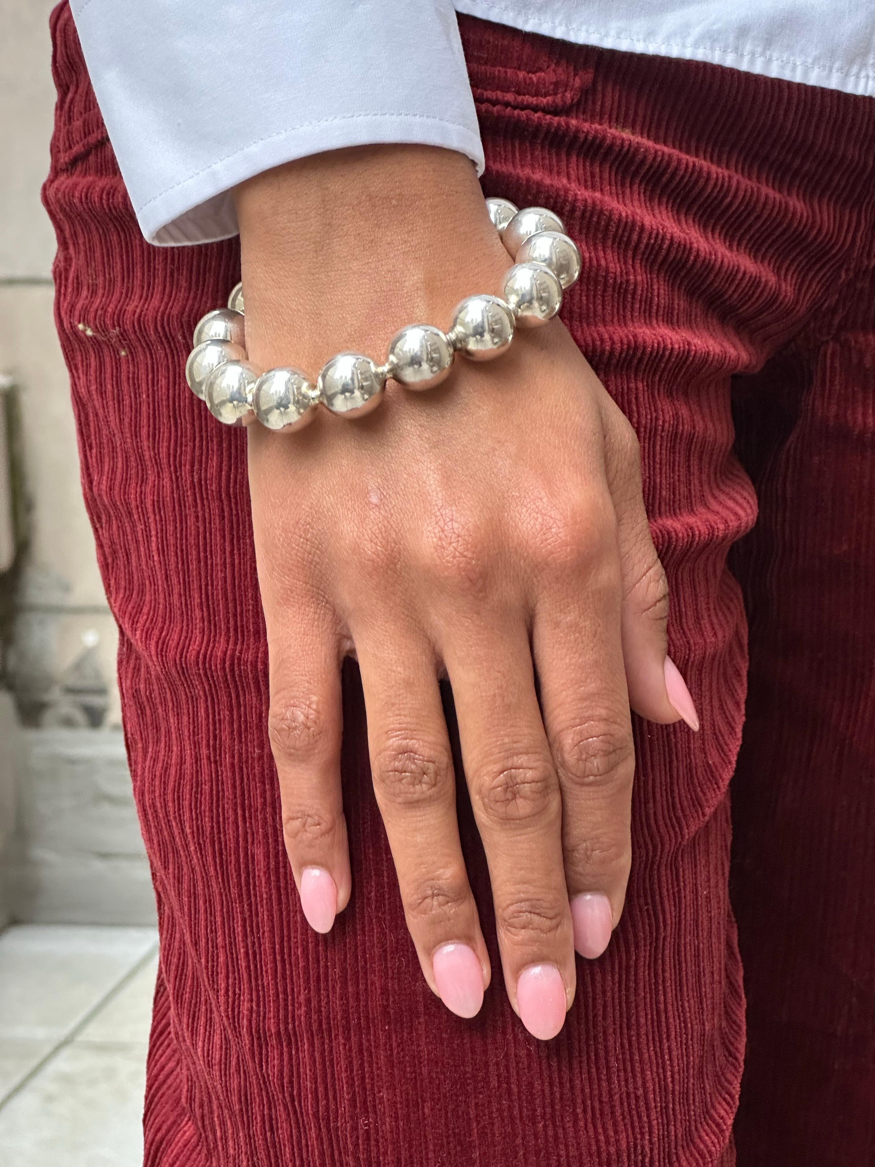 Celebra il design iconico con questo bracciale vintage Paloma Picasso for Tiffany & Co. realizzato in argento sterling. Immediatamente riconoscibile per la sua semplicità scultorea, questo pezzo firmato Picasso incarna l'estetica audace e moderna