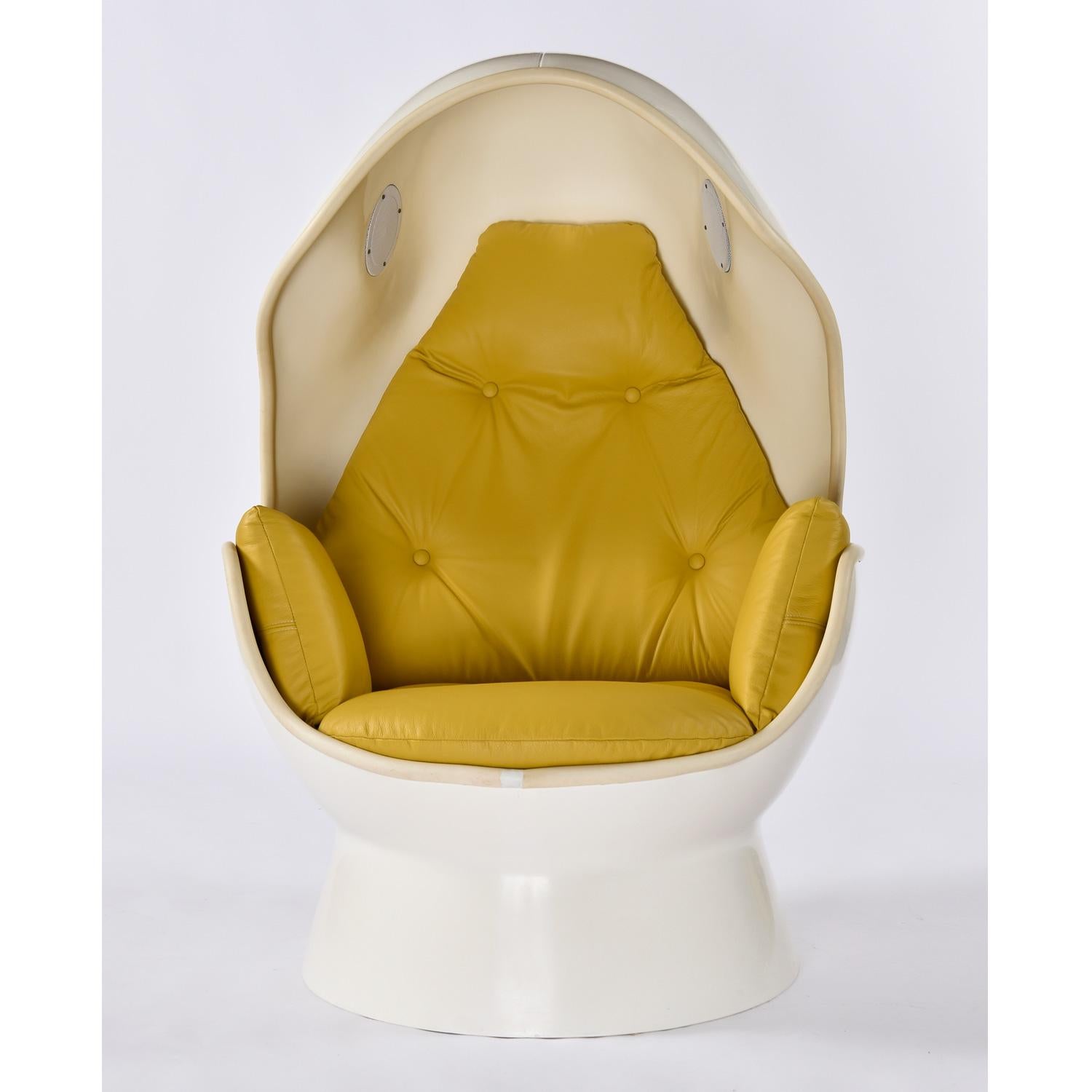 Vintage Panasonic Pod Stereo Egg Chair & Ottoman in Yellow Leather In Good Condition In Chattanooga, TN