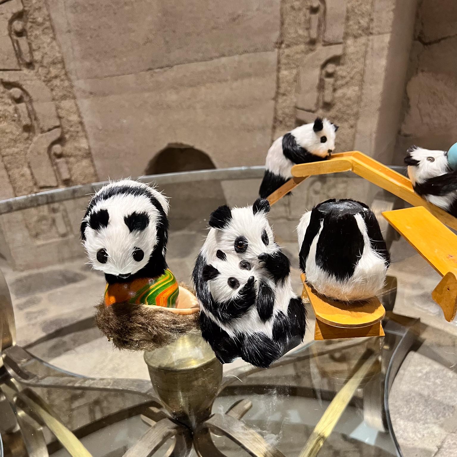 Tessuto Set di giocattoli e scivolo per mamma e cuccioli di panda vintage in vendita