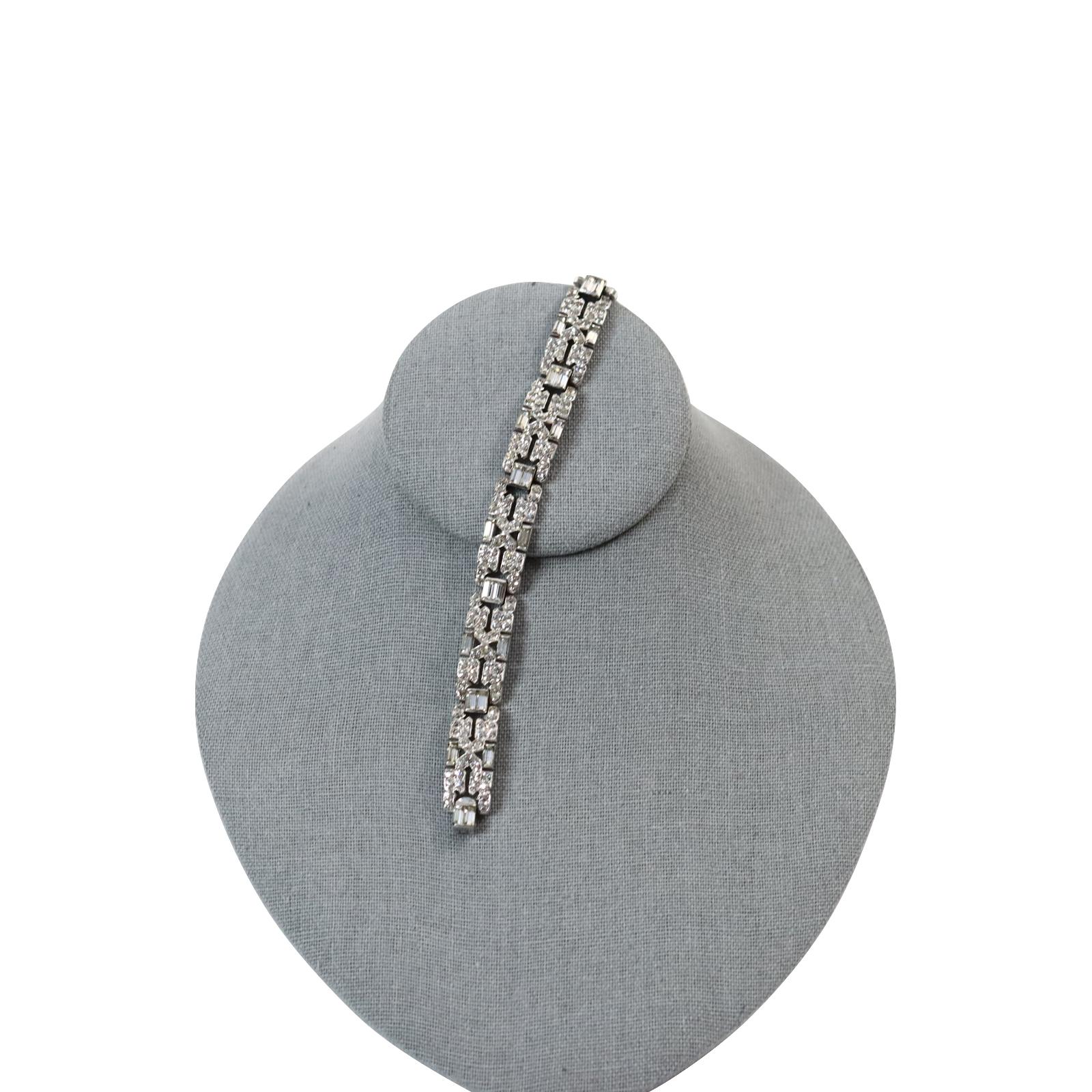 Vintage Panetta Art Deco Diamante Armband Circa 1960s. Er besteht aus Gliedern aus Pflasterstein, Baguette und einer Marquise, die auf der Spitze aller Glieder sitzt. Ich habe auch ein Trifari aus der gleichen Zeit aufgelistet, das gut zu diesem