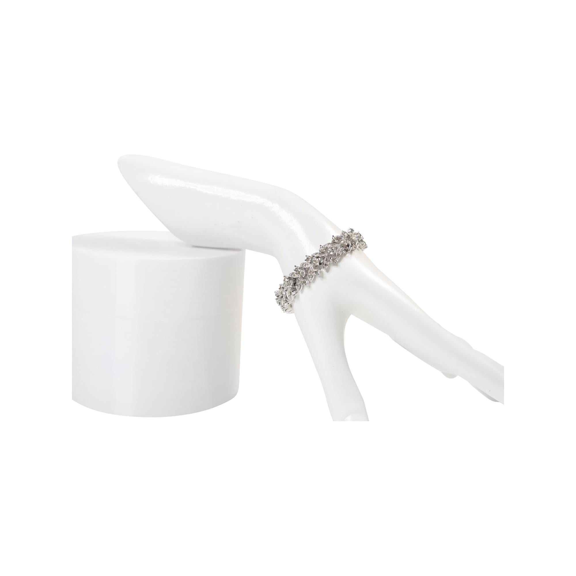 Pulsera vintage Panetta Art Decó de diamantes, tonos claros y oscuros, circa años 60. Se compone de eslabones de pavé y pequeñas piedras redondas que rodean los eslabones. Hay una ligera variación de piedras más claras y ligeramente más oscuras a lo