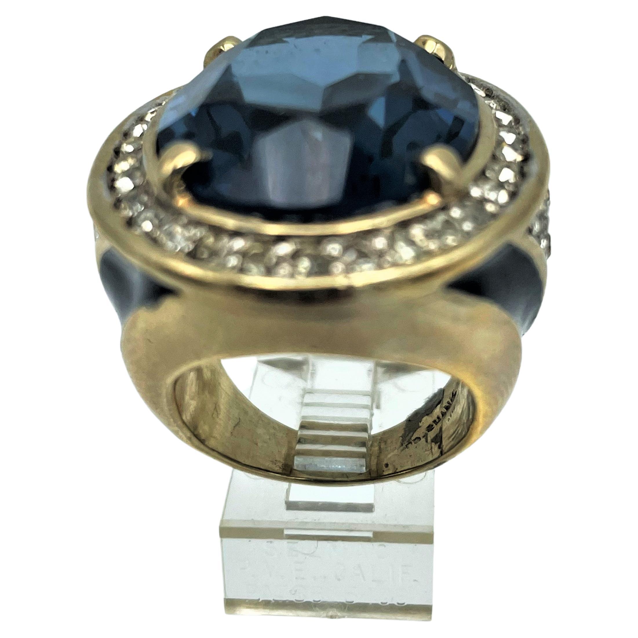 un grande anello da cocktail di Panetta degli anni '70/'80 negli Stati Uniti. Con uno strass blu di grandi dimensioni circondato da piccole pietre. Smalto blu laterale e molti strass. placcato oro

Misura 53 mm, US size 6.4 - strass blu 3,5 cm x 3
