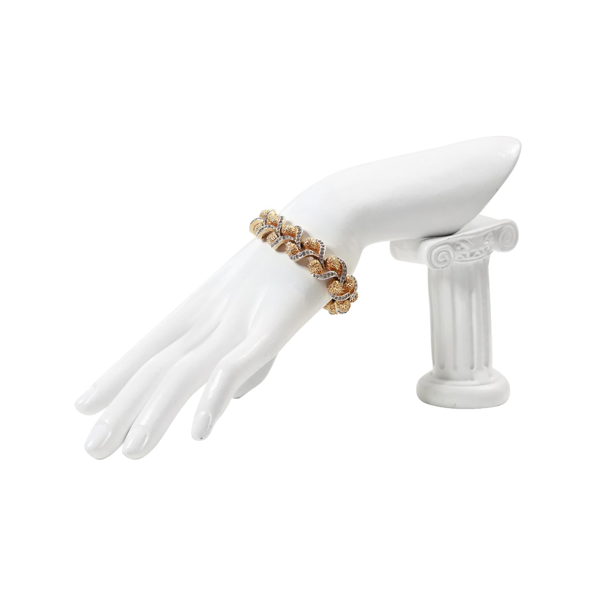 Vintage Panetta Gold Braided Bracelet with Clear Pave Stones Circa 1960s.  Fabriqués dans les années 1960 pour ressembler à de la haute joaillerie. Il s'agit d'un article lourd et substantiel qui a fière allure.  Vous serez le seul à en être averti.
