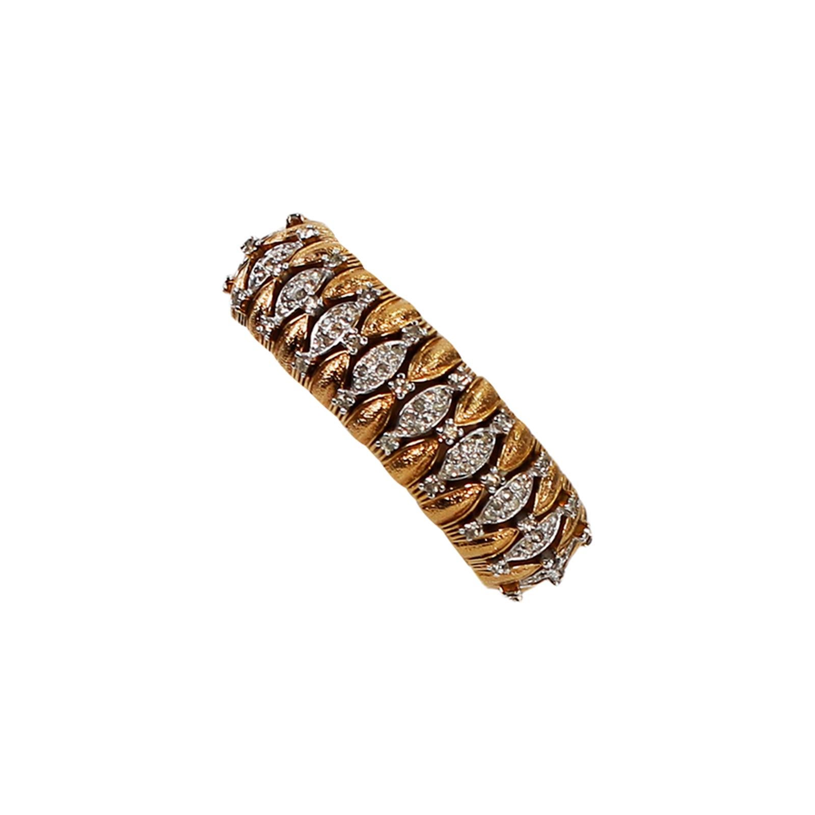 Bracciale pesante d'epoca Panetta in oro con pietre trasparenti.  Realizzato negli anni '60 per sembrare un gioiello di pregio. Si tratta di un articolo pesante e sostanzioso che si presenta bene.  Solo tu saresti il più saggio.  Aspetto e