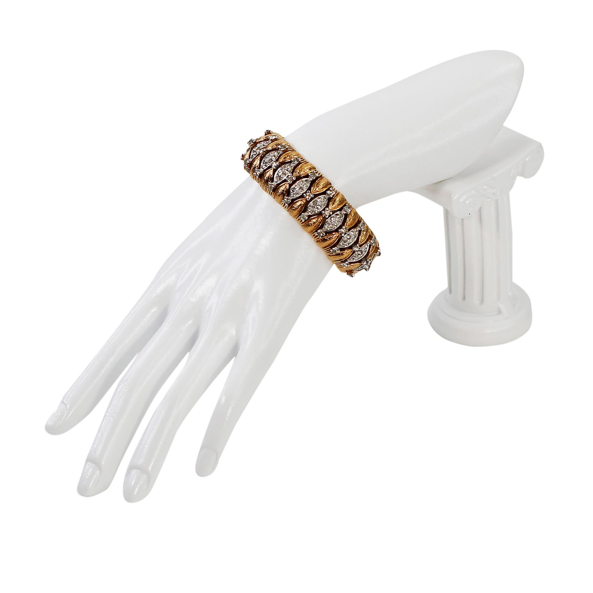 Vintage Panetta Gold Heavy Bracelet with Clear Pave Stones.  Fabriqués dans les années 1960 pour ressembler à de la haute joaillerie. Il s'agit d'un article lourd et substantiel qui a fière allure.  Vous serez le seul à en être averti.  L'aspect et