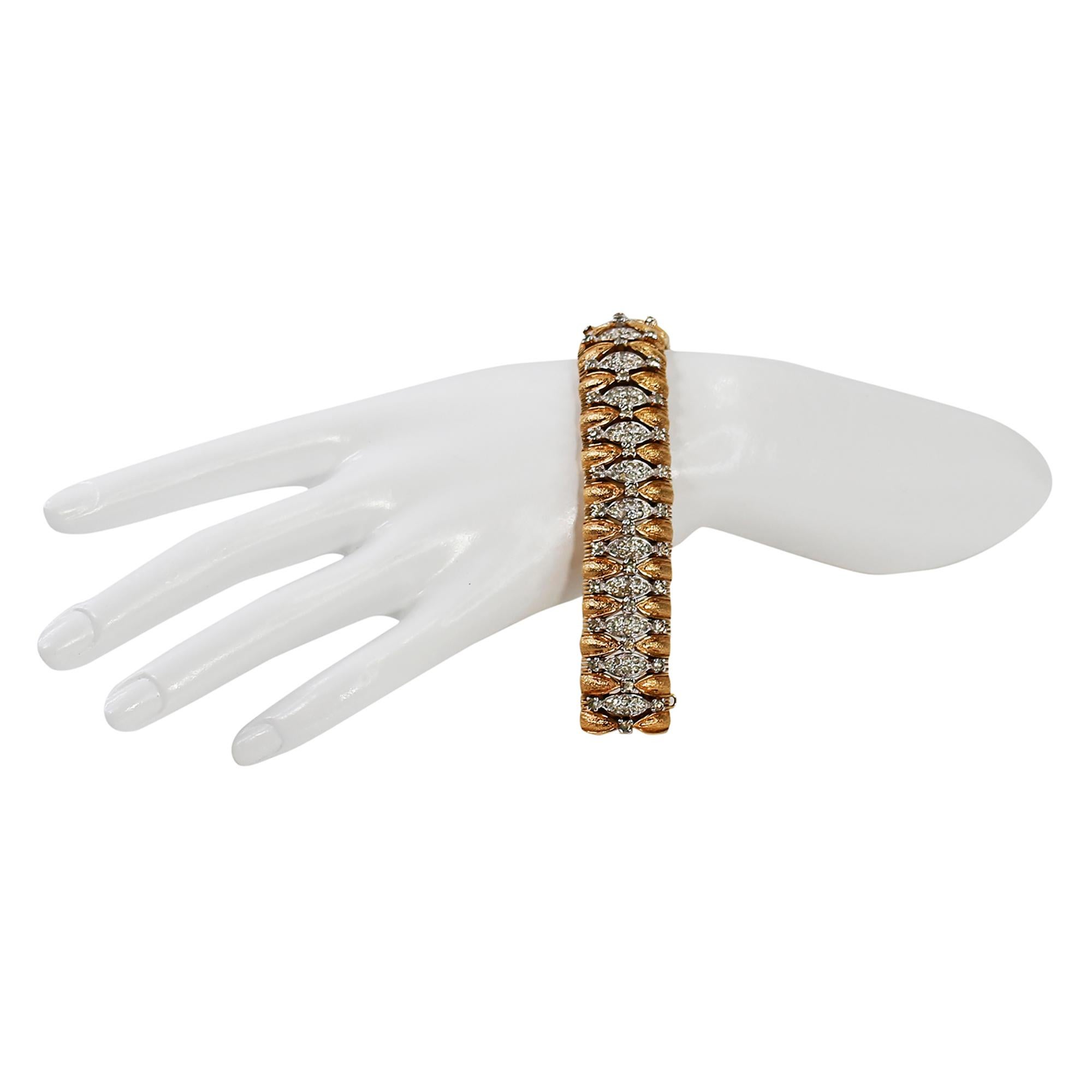 Moderne Vintage Panetta Gold Heavy Bracelet with Clear Pave Stones Circa 1960s (Bracelet lourd en or avec des pierres claires pavées) en vente