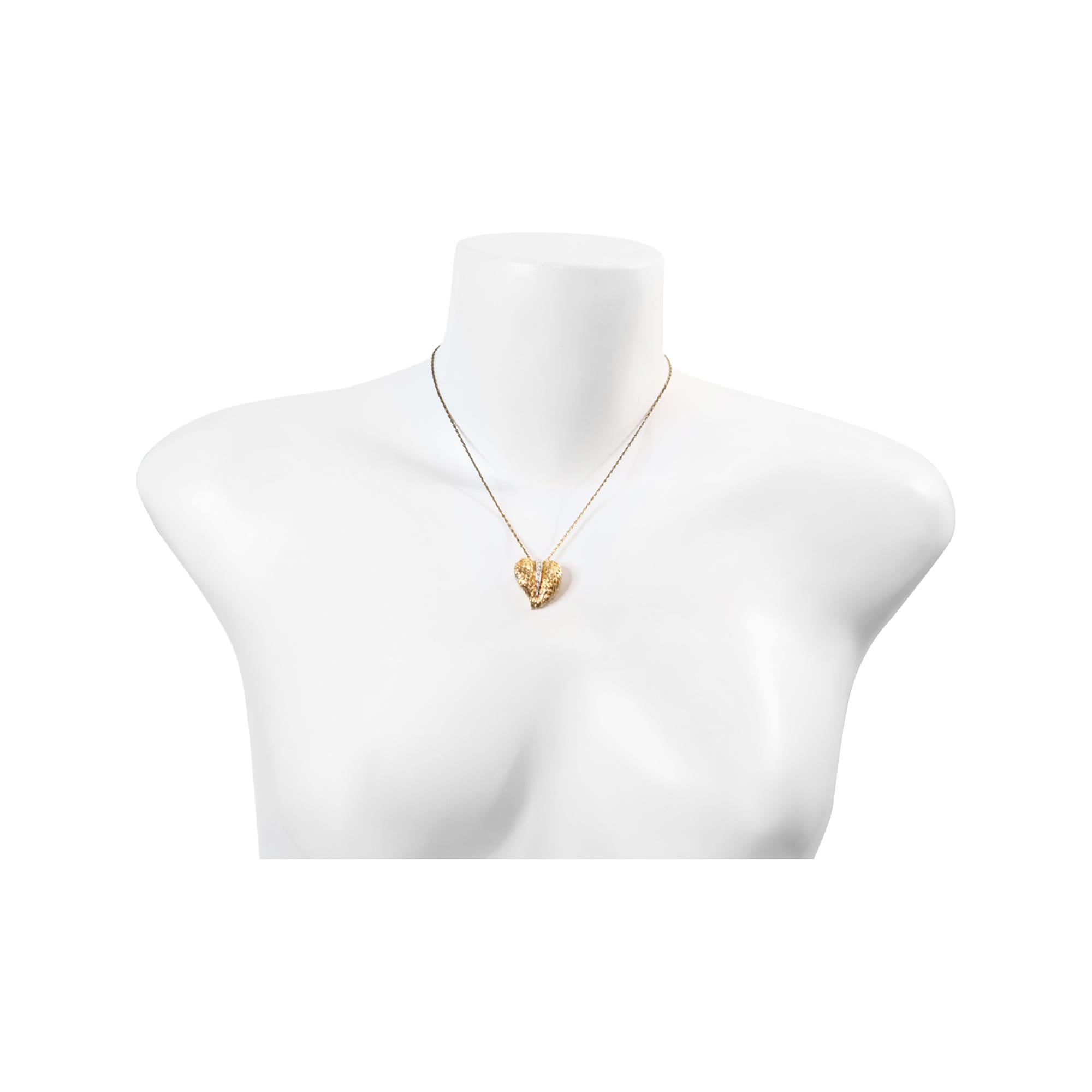 Vintage Panetta Gold Tone Heart Necklace Circa 1960s. Ce petit cœur délicat a l'apparence d'un bijou fin dans sa présentation.  Ils sont présentés en métal doré avec des diamants placés sur le métal du cœur. Elles sont suffisamment visibles, mais