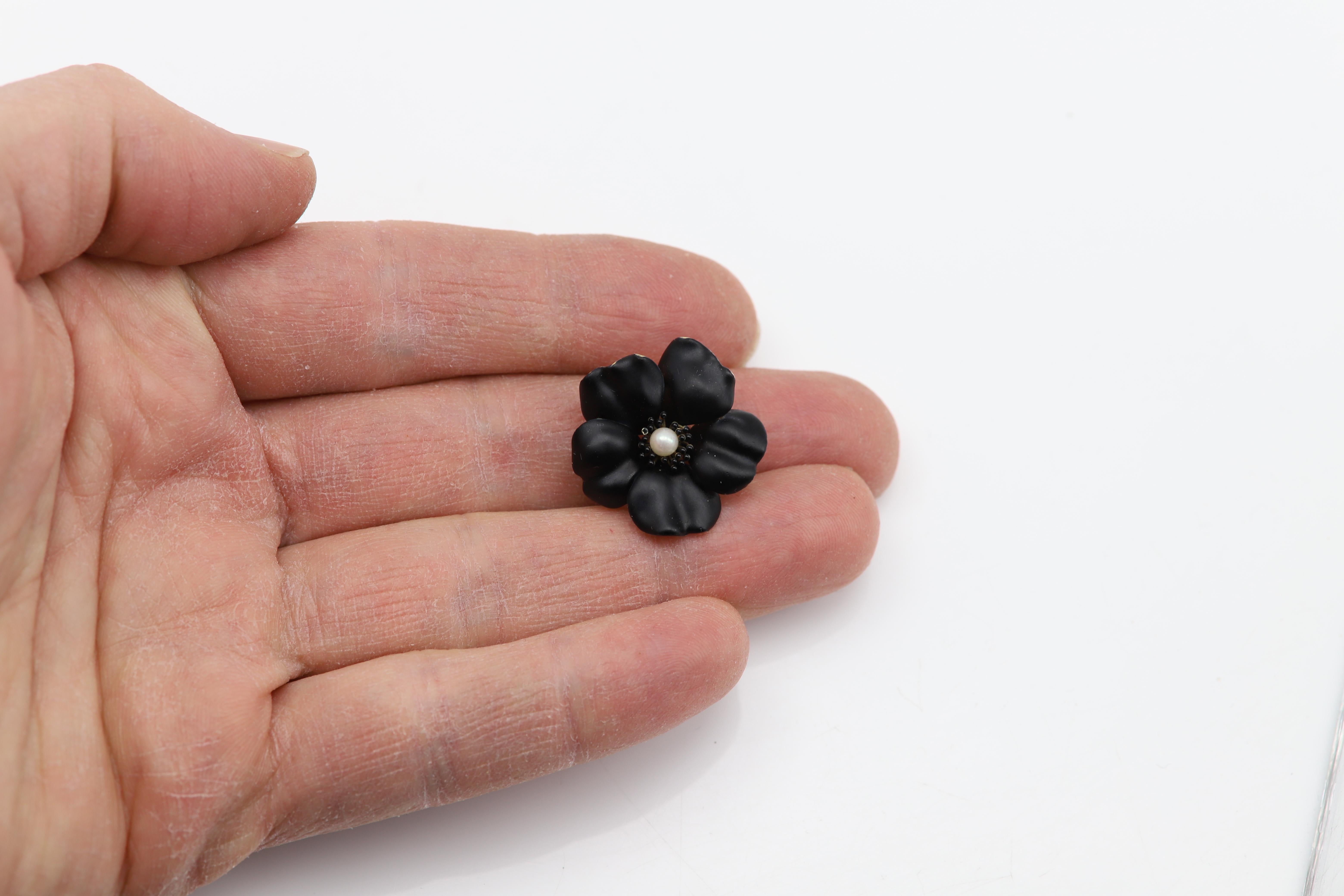 Vintage Pansy Art Nouveau Brooch
Enamel and a center Pearl.
very beautiful piece.
From the early 1900's
Weight is: 6.70 grams
Size is: approx 1.' inch
Pearl is 3mm 
Color: Victorian Black 
Condition:  looking close up you can see