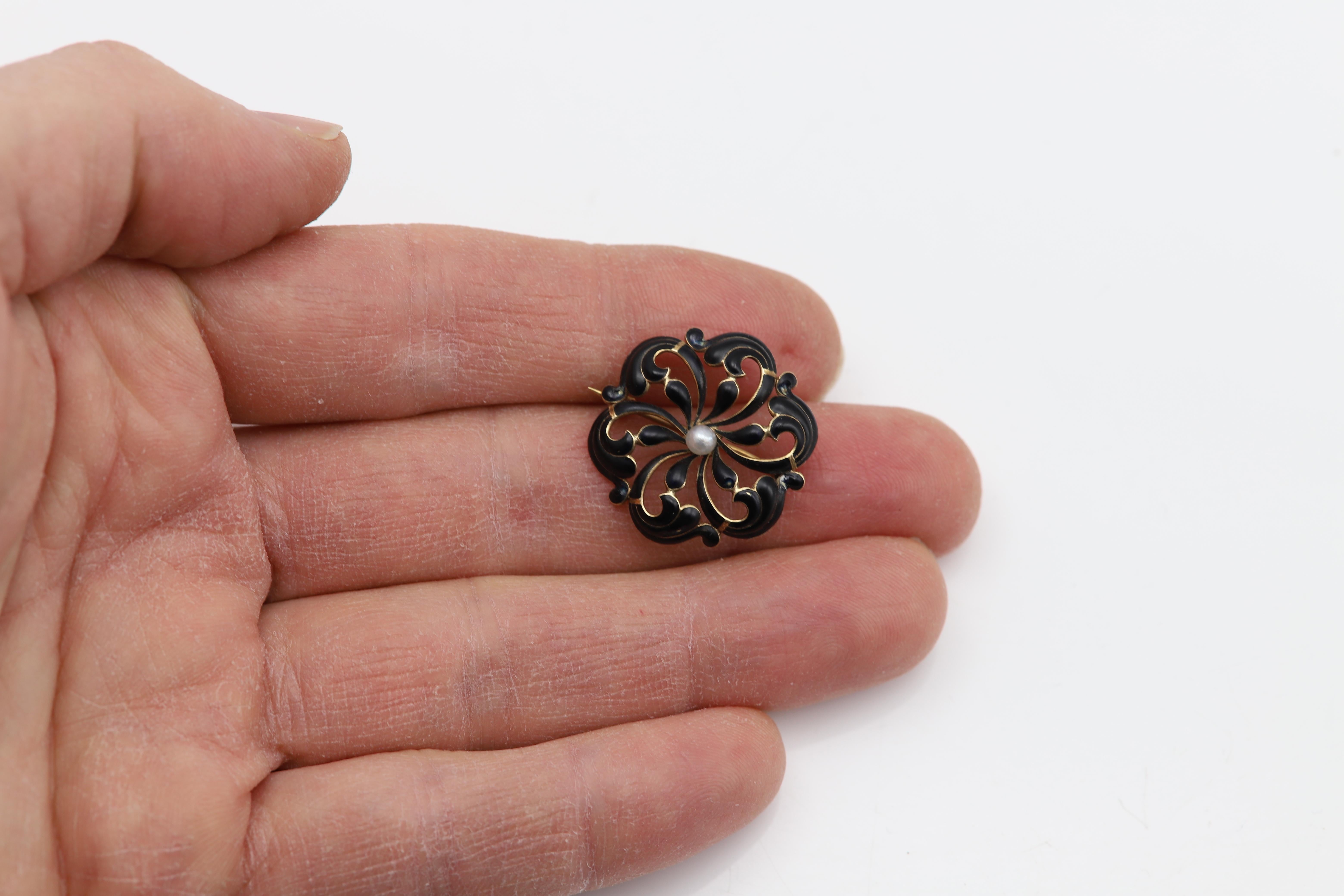 Vintage Pansy Art Nouveau Brooch
Enamel and a center Pearl.
very beautiful piece.
From the early 1900's
Weight is: 4.30 grams
Size is: approx 1.' inch
Pearl is 3mm 
Color: Victorian Black 
Condition:  looking close up you can see