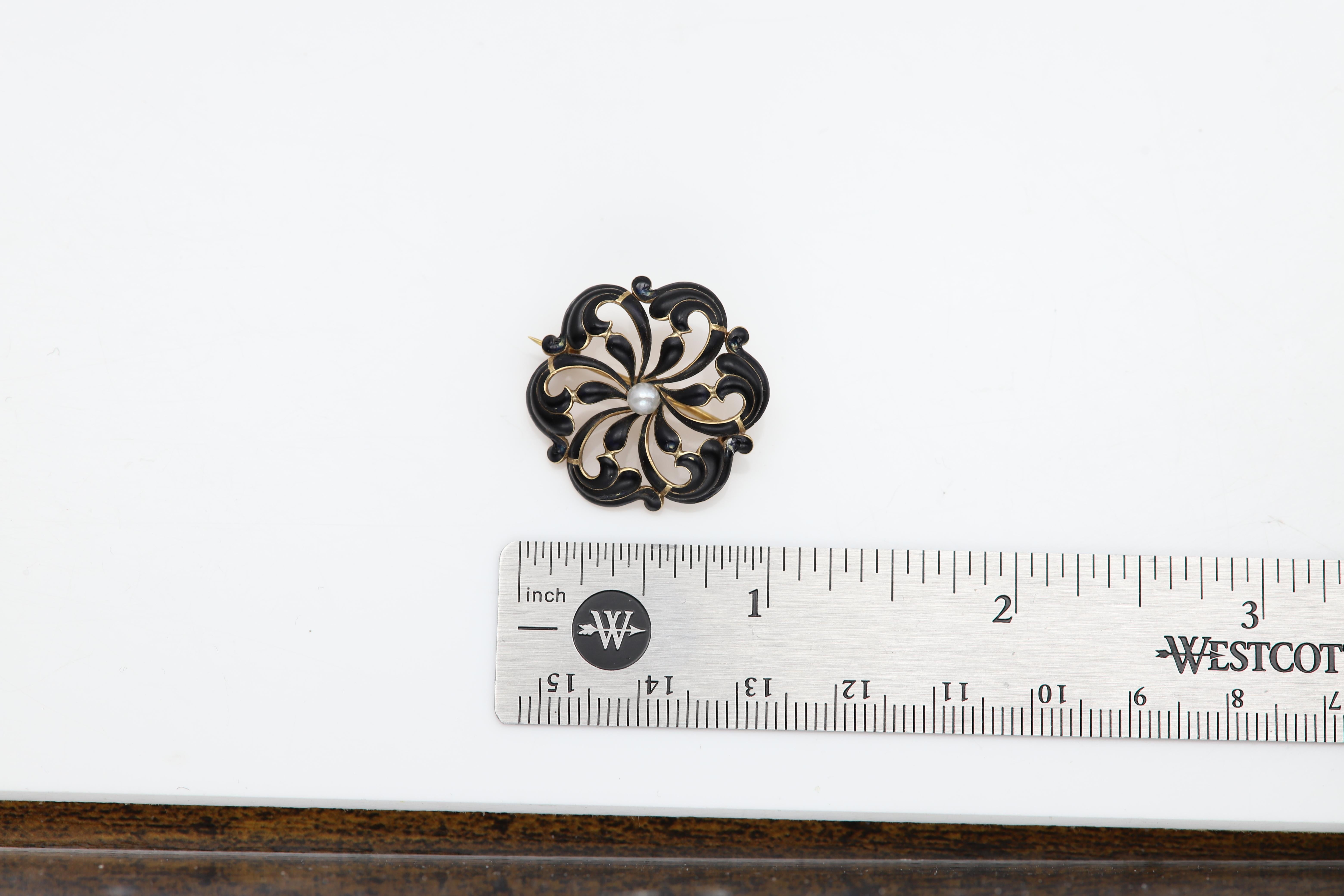 Vintage Pansy Art Nouveau Enamel Brooch circa early 1900's 14 Karat Black Pin In Good Condition For Sale In Brooklyn, NY