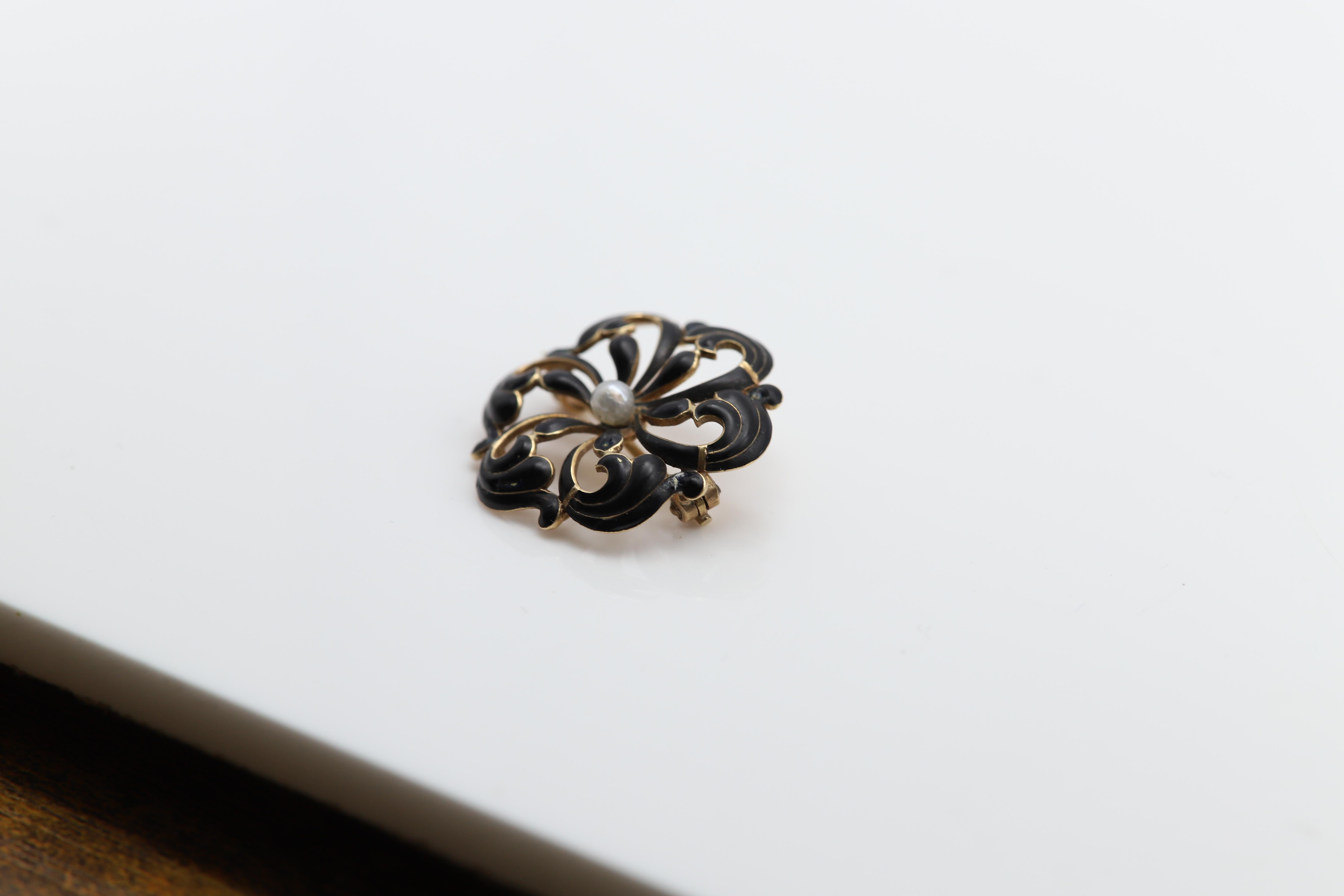 Vintage Pansy Art Nouveau Enamel Brooch circa early 1900's 14 Karat Black Pin For Sale 1