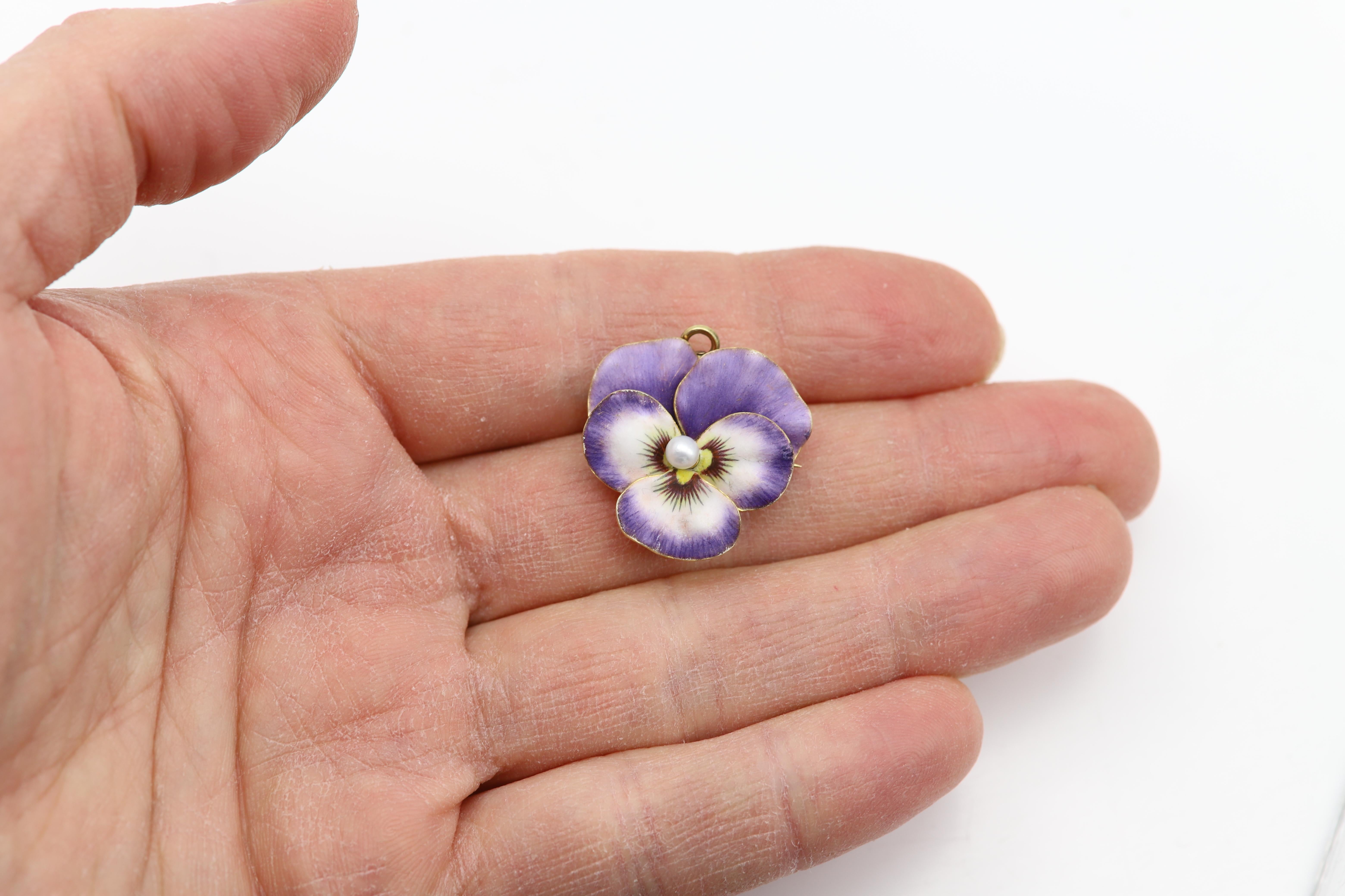 Vintage Pansy Art Nouveau Brooch
Enamel and a center Pearl.
very beautiful piece.
From the early 1900's
Weight is: 5.80 grams
Size is: approx 1.' inch
Pearl is 4mm 
Color: Brilliant Purple, white Yellow and brown enamel.
Condition:  looking close up