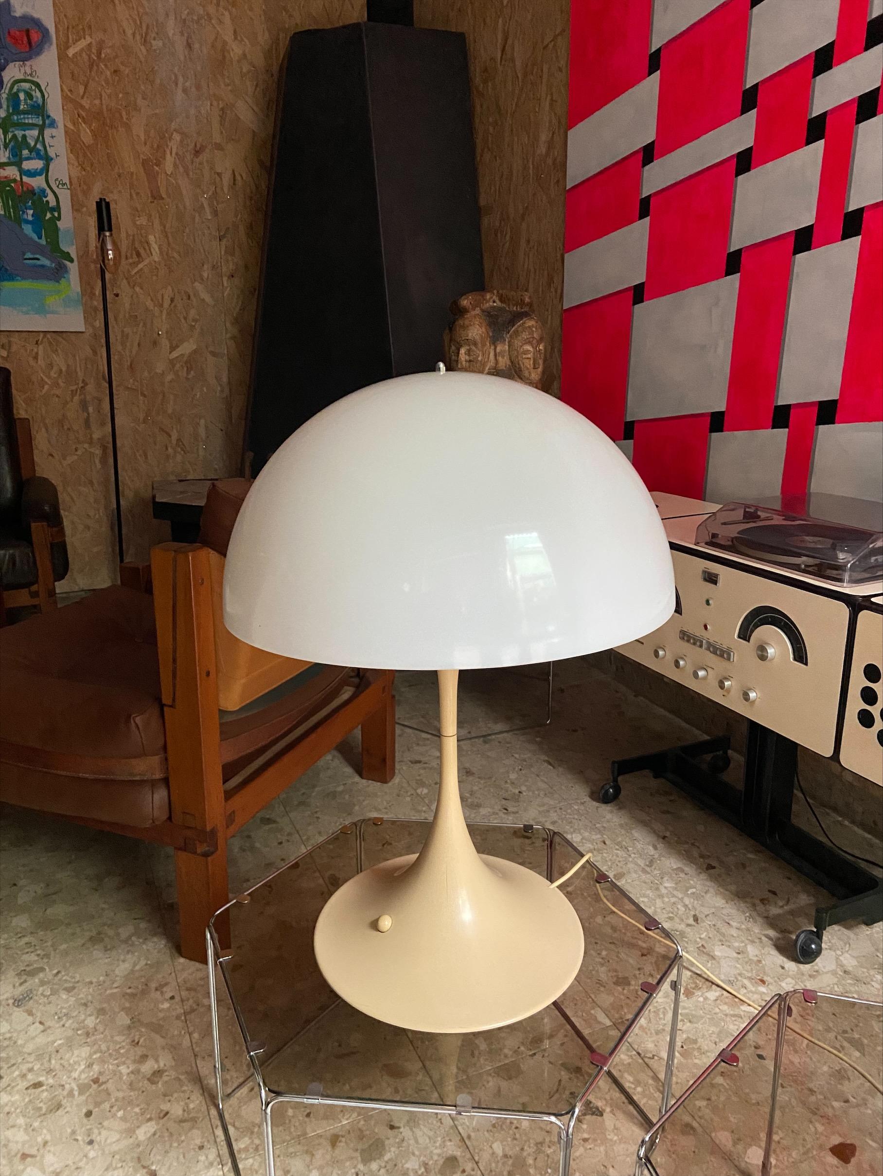 Vintage Panthella lamp - Verner Panton
Edition Louis Poulsen

Perspex

Circa 1971

Measures: H 70 x D 50cm

With its round lampshade and flared foot, the iconic Panthella lamp has a playful silhouette, emblematic of the seventies.
    