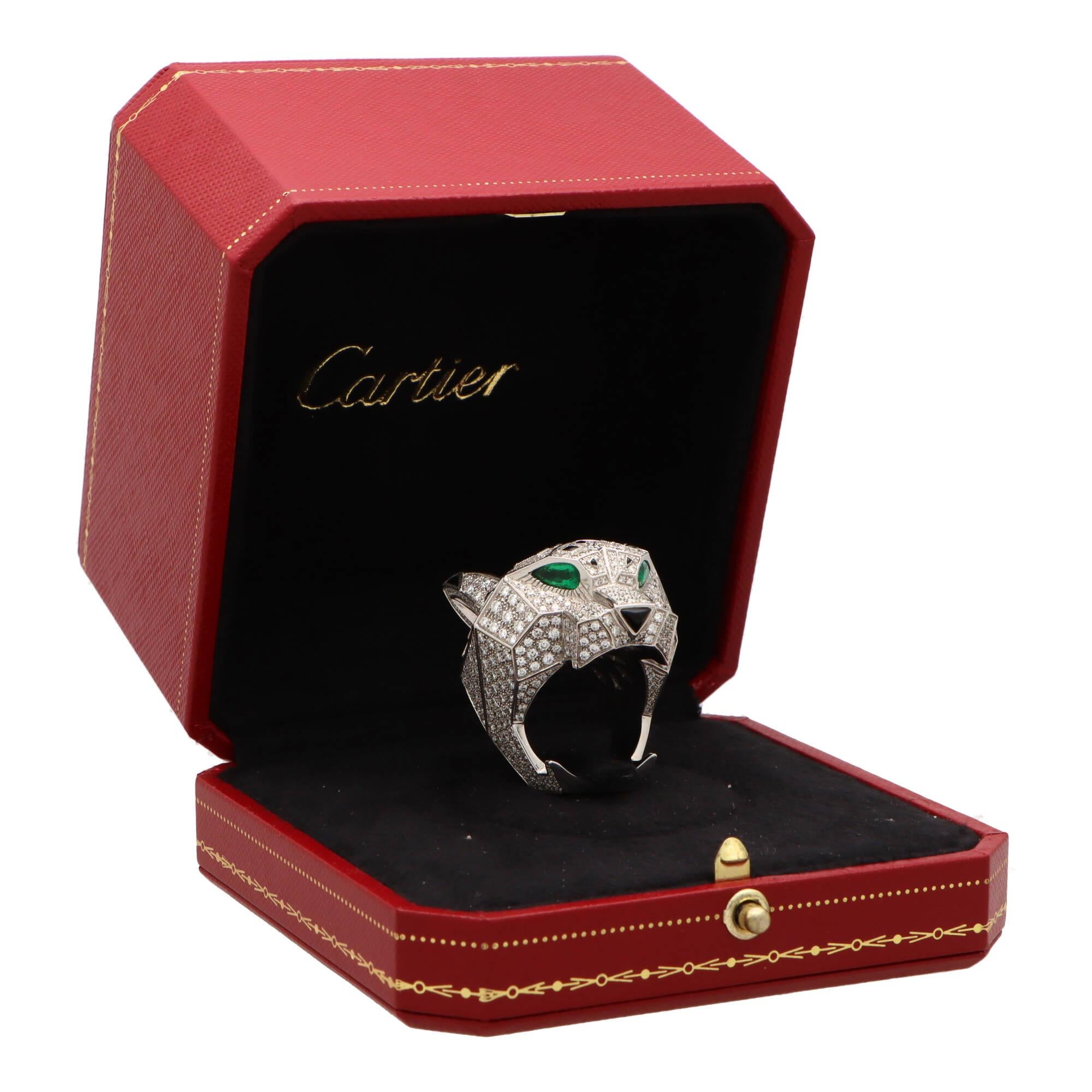 Ein atemberaubender Vintage-Ring der Panthère de Cartier aus 18 Karat Weißgold.

Dieses auffällige Stück zeigt das ikonischste Motiv von Cartier, den Panther. Der Panther besteht aus 18 Karat Weißgold und ist komplett mit 695 runden Diamanten im