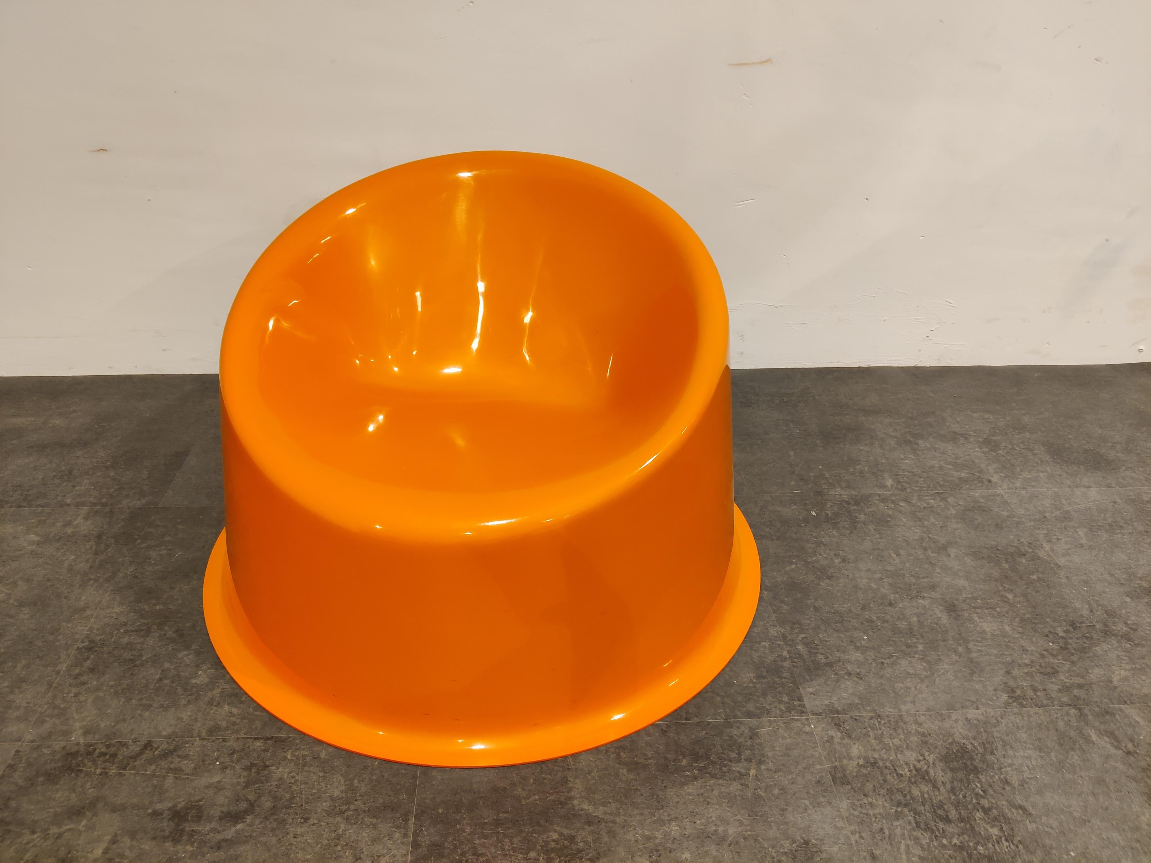 Chaise POP orange vintage conçue par Verner Panton pour Innovation Label sep 2000.

Bon état

Dimensions :

Hauteur : 54 cm
Diamètre : 81 cm.

 