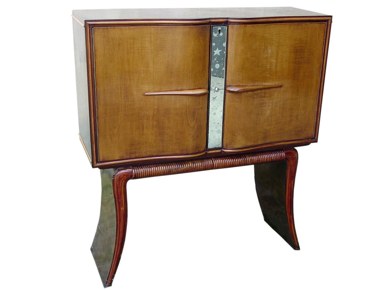 Paolo Buffa cabinet bar years ’40
the cabinet bar is in vintage good condition; exterior frontal part, superior and each side part

 only the exterior two legs have the little defect, you see in photo’s particular.

 Internal part are complete