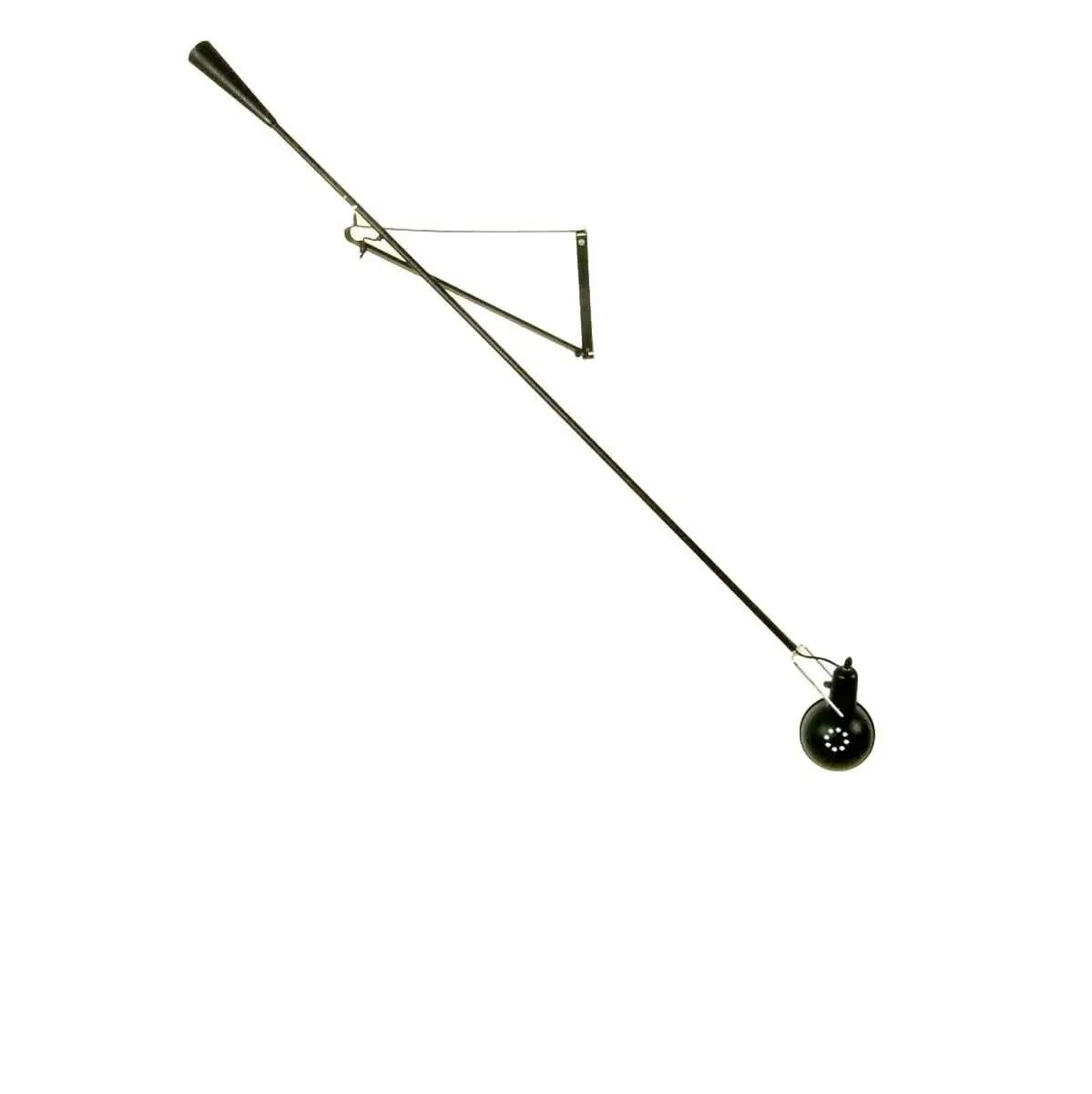 Gran aplique articulado escultórico vintage diseñado por Paolo Rizzatto para Arteluce. Etiqueta original de Arteuluce en el reflector. El reflector gira para obtener luz direccional. El brazo gira en todas direcciones 360 grados. La placa de pared