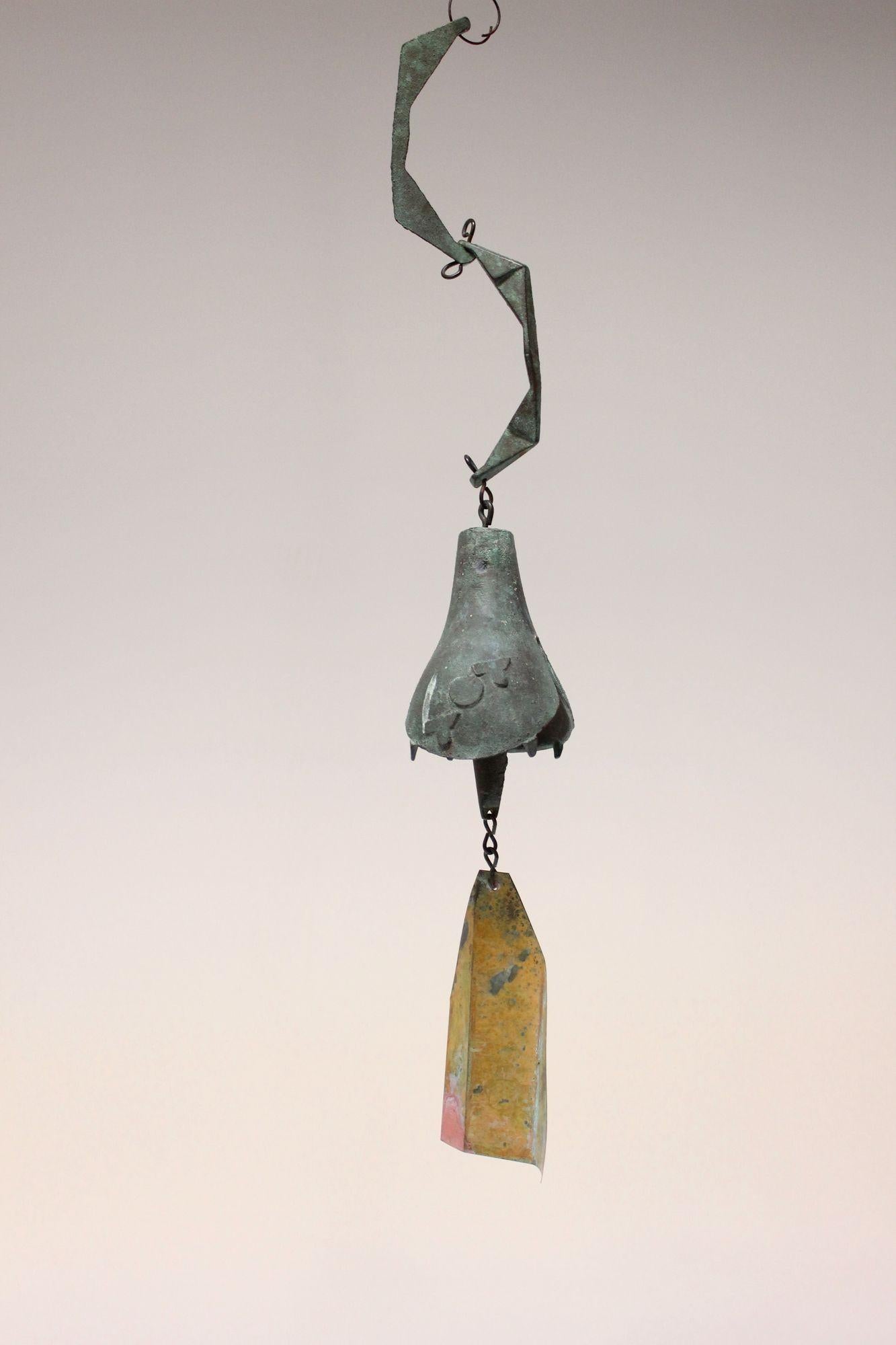 Mehrfarbige Bronzeglocke / Wind Chime von Paolo Soleri, Arconsanti (amerikanisch) im Angebot