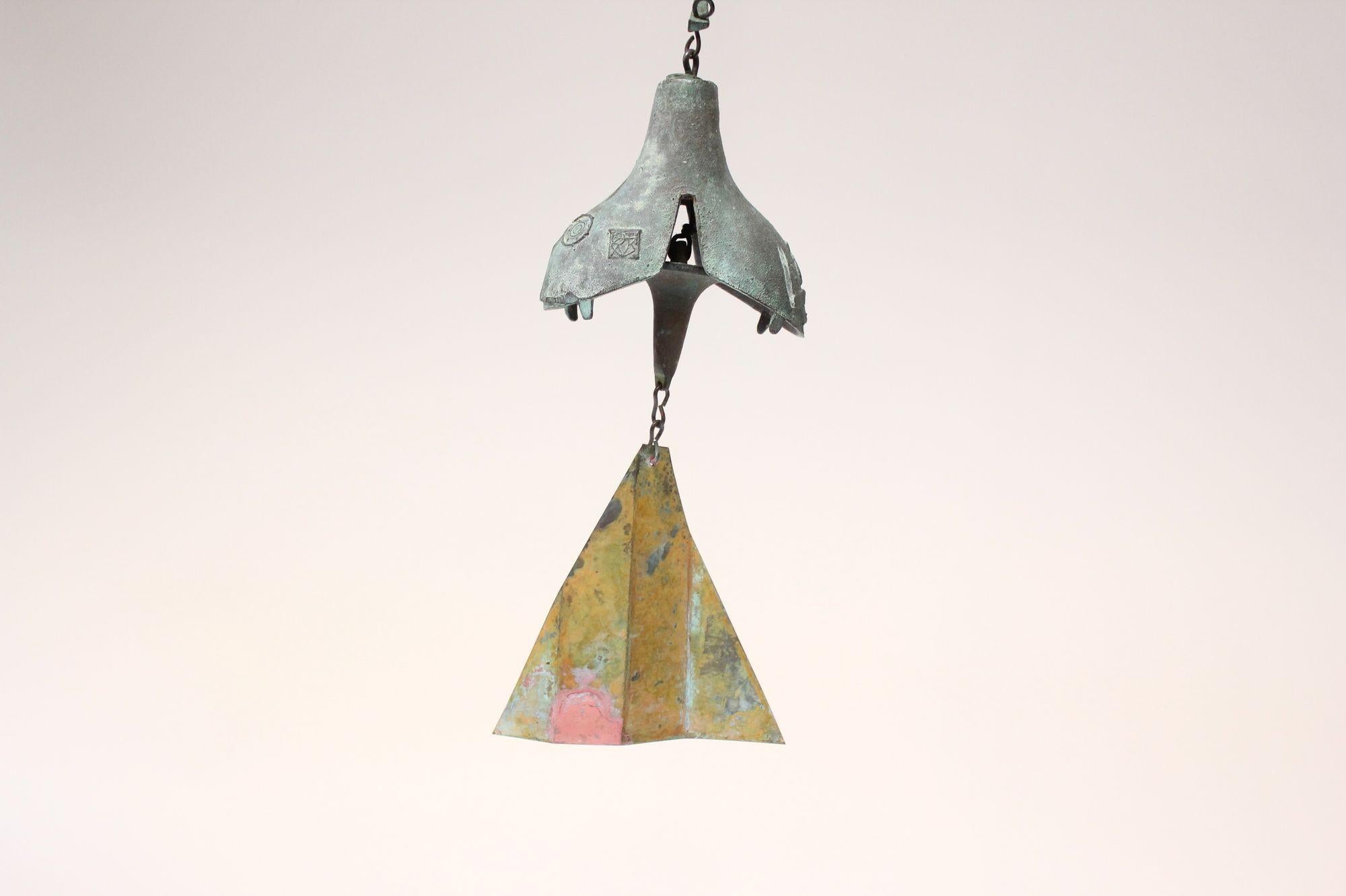 Mehrfarbige Bronzeglocke / Wind Chime von Paolo Soleri, Arconsanti im Zustand „Gut“ im Angebot in Brooklyn, NY