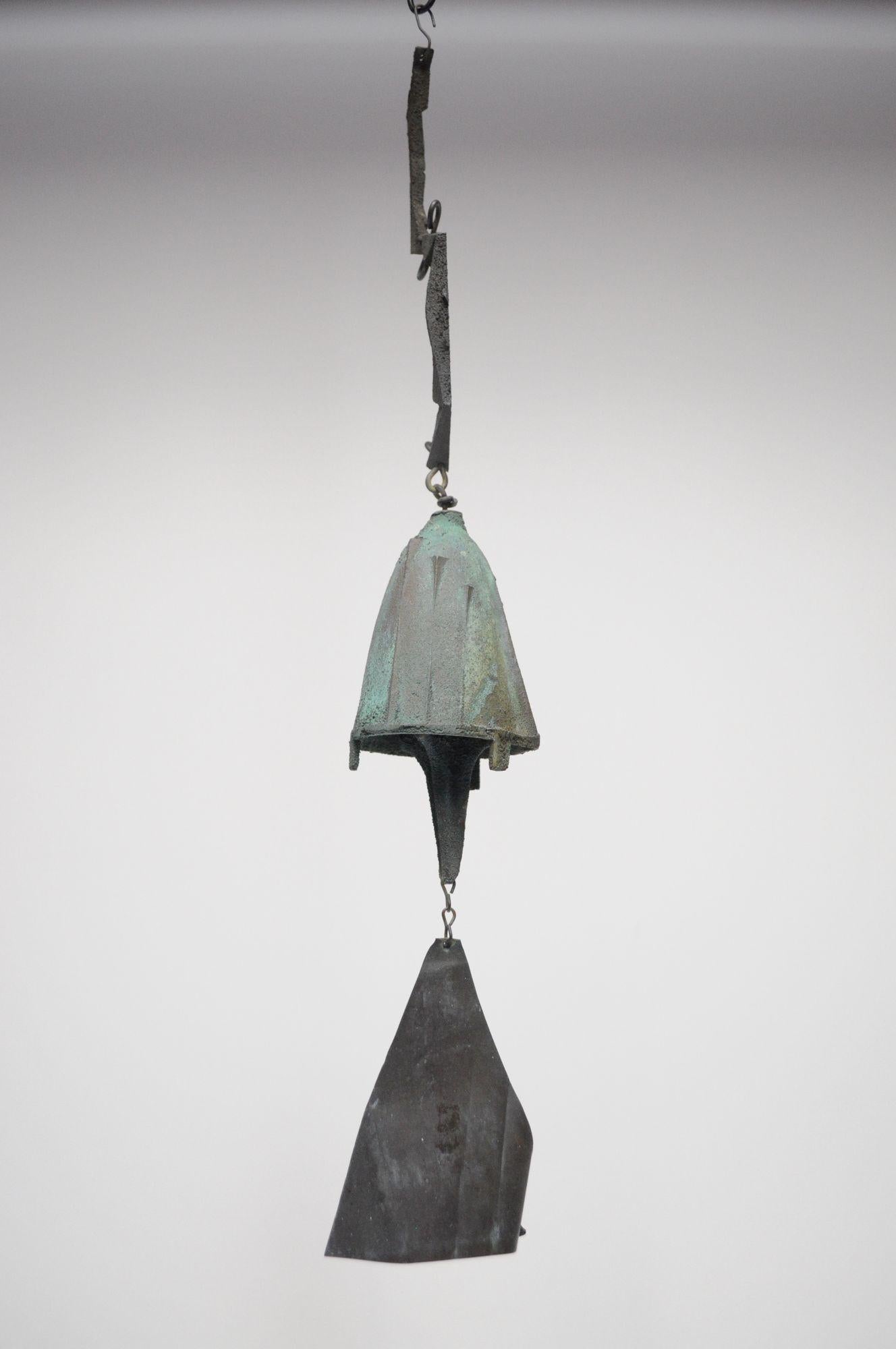 Campana a vento in bronzo progettata dall'architetto Paolo Soleri per Arconsanti.
Il bronzo Verdigris presenta un'attraente patina naturale che sospende una pinna triangolare pigmentata di grigio scuro/carbone.
Un primo esemplare della fine degli