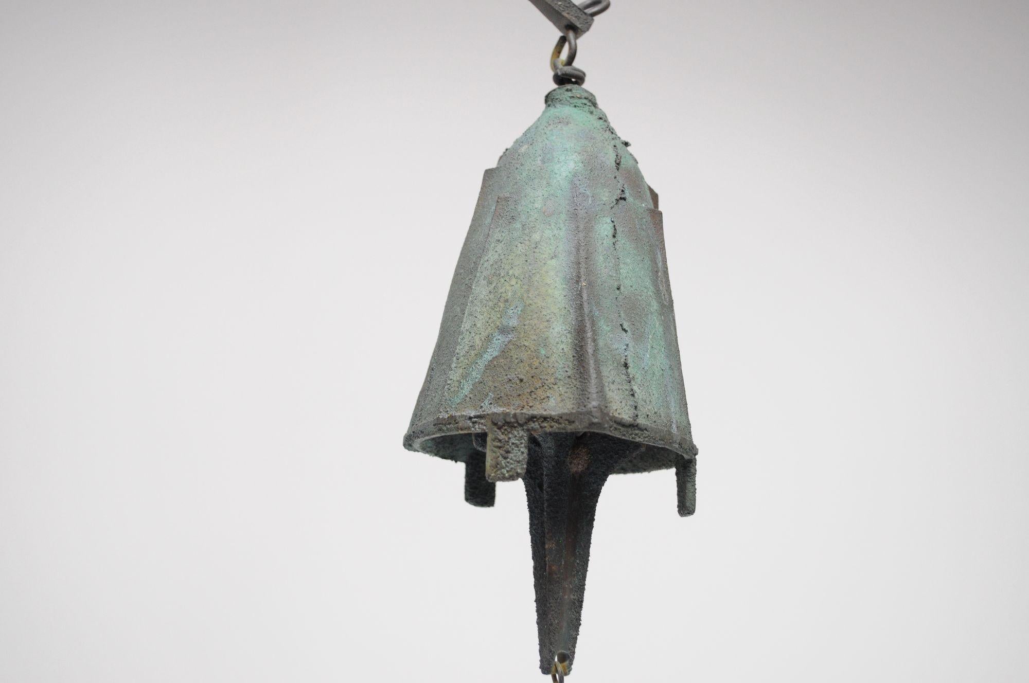 Metà XX secolo Campana a vento d'epoca Paolo Soleri Arconsanti in bronzo patinato
