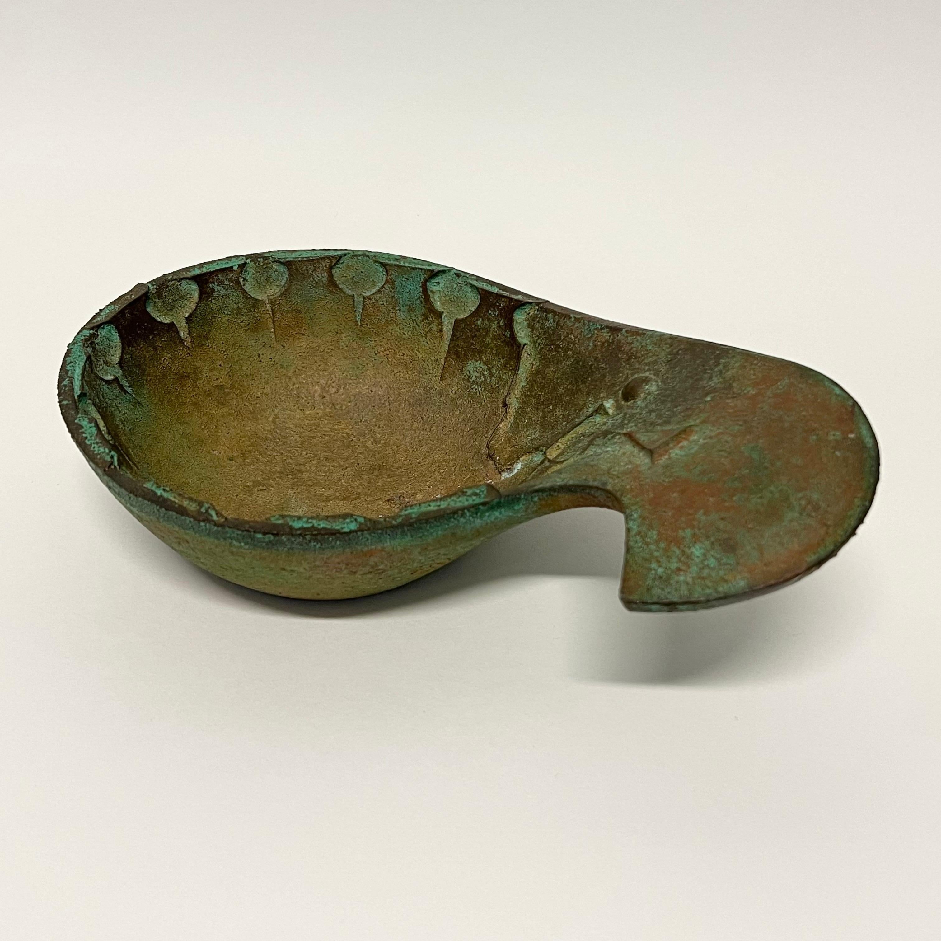 Beautiful early cast modernist bronze bowl by artist Paolo Solari c1960s. 

Born in 1919 in Turin, Italy, architect Paolo Soleri came to the US in 1947 to study under Frank Lloyd Wright. Soleri and Wright had vastly different views on the shape